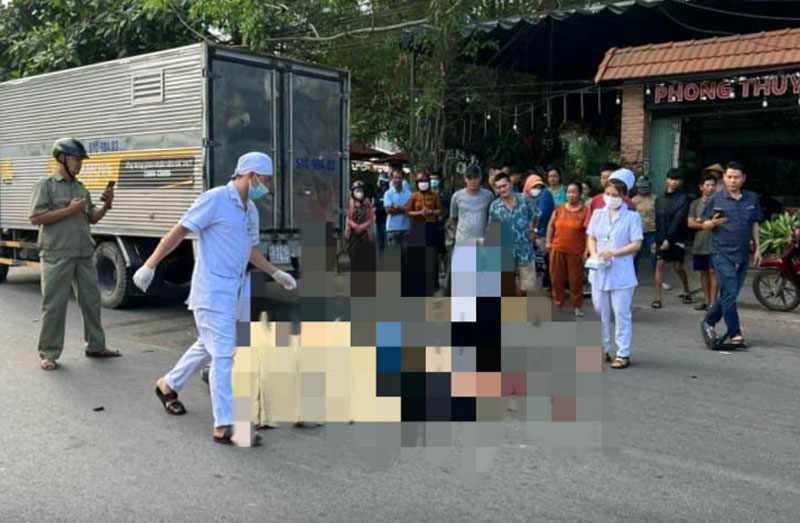 Hiện trường vụ tai nạn giao th&ocirc;ng khiến ch&aacute;u b&eacute; tử vong tại chỗ.
