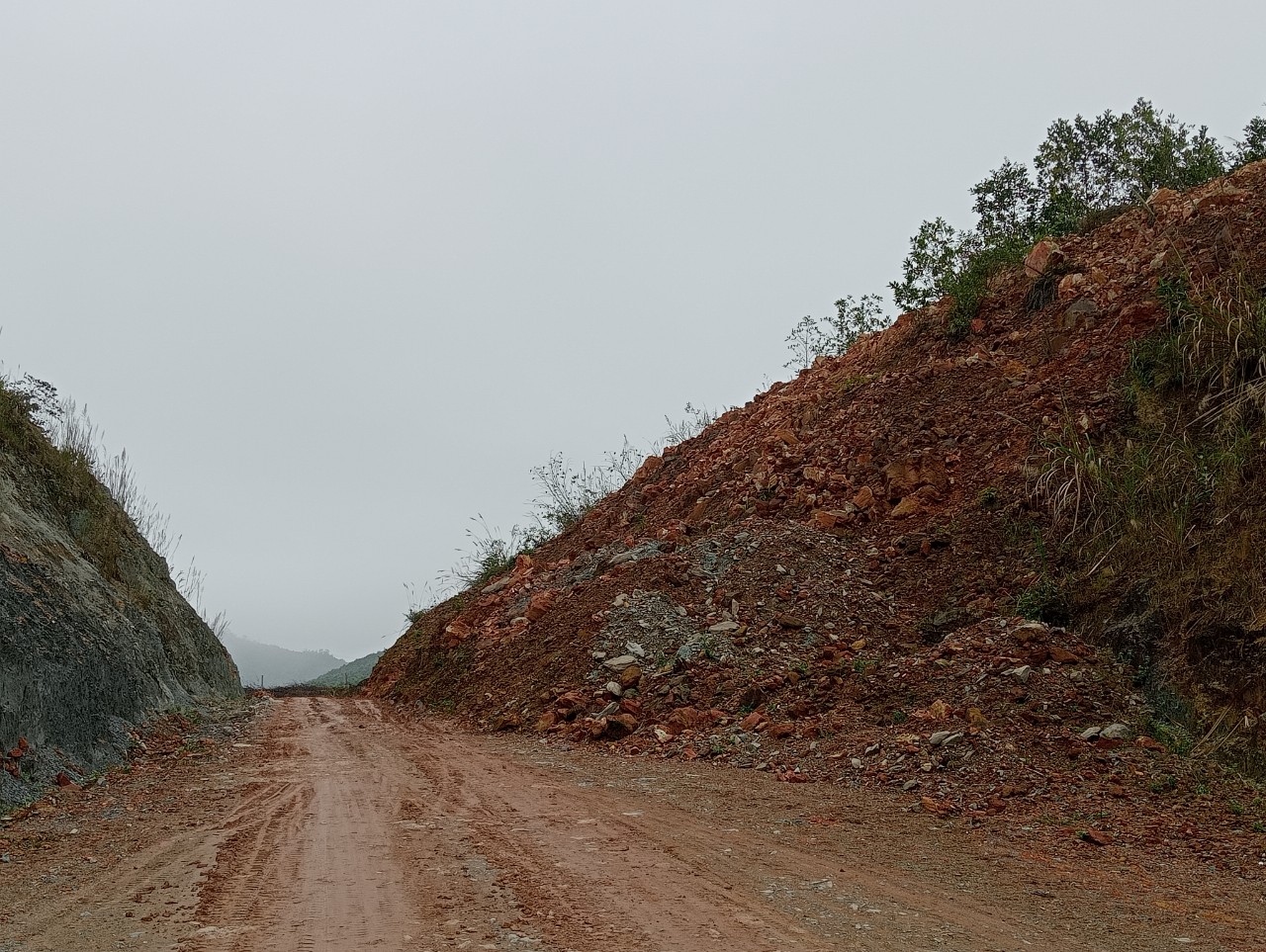 Quảng Ninh: Hơn 16 năm l&agrave;m kh&ocirc;ng xong gần 10km đường chuy&ecirc;n dụng- Ảnh 1.