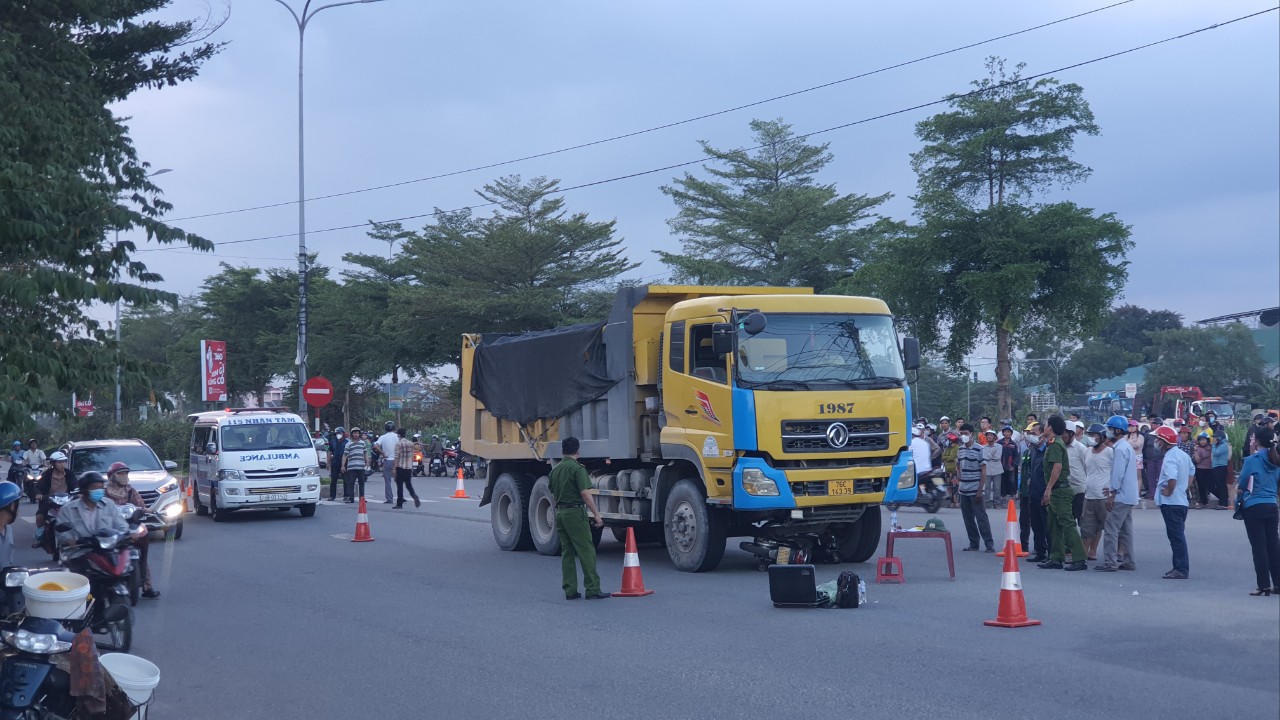 R&agrave; so&aacute;t biển b&aacute;o 