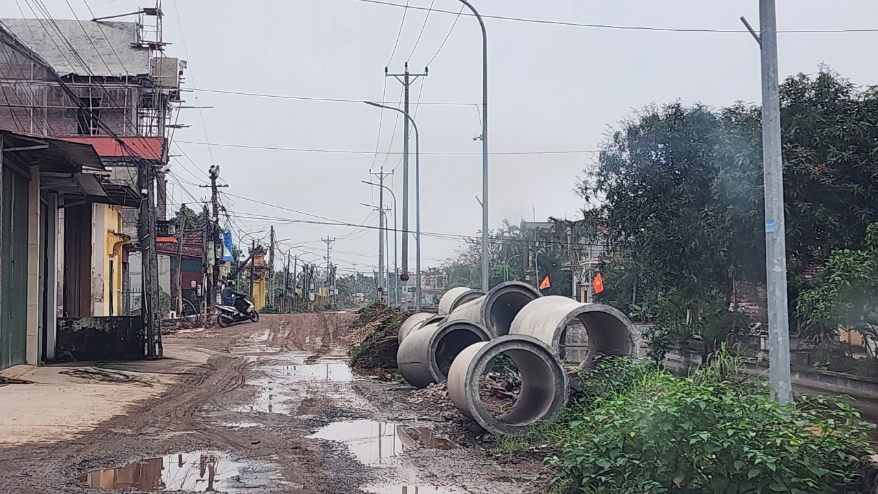 Nam Định: Nh&agrave; thầu thi c&ocirc;ng cẩu thả, người d&acirc;n vất vả đi lại như đi tr&ecirc;n 