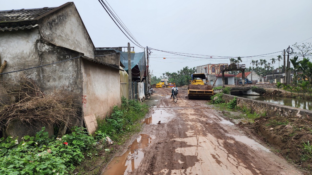 Nam Định: Nh&agrave; thầu thi c&ocirc;ng cẩu thả, người d&acirc;n vất vả đi lại như đi tr&ecirc;n 