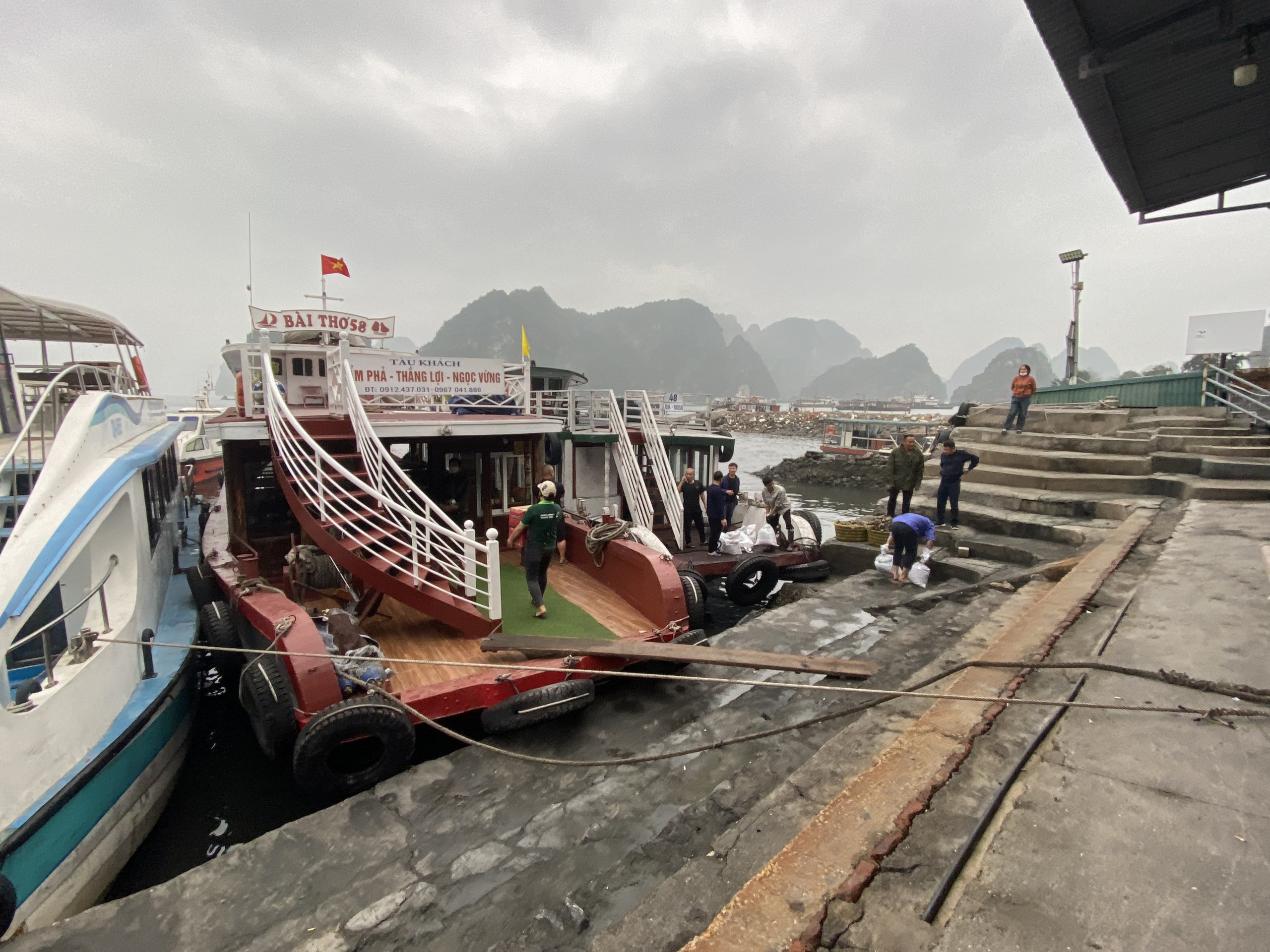 Quảng Ninh: Cả trăm t&agrave;u, thuyền loay hoay khi bị chuyển bến mới- Ảnh 1.