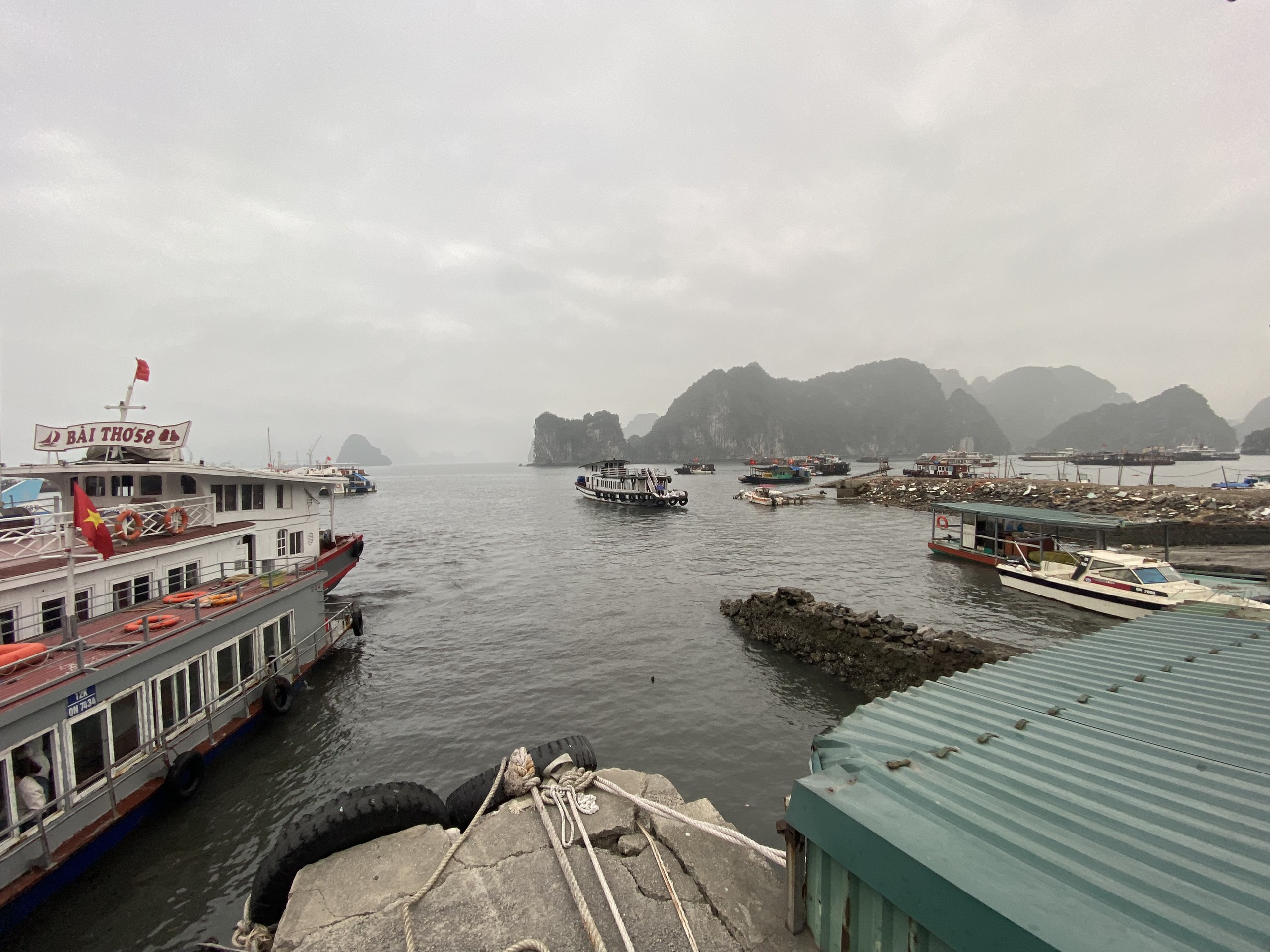 Quảng Ninh: Cả trăm t&agrave;u, thuyền loay hoay khi bị chuyển bến mới- Ảnh 2.