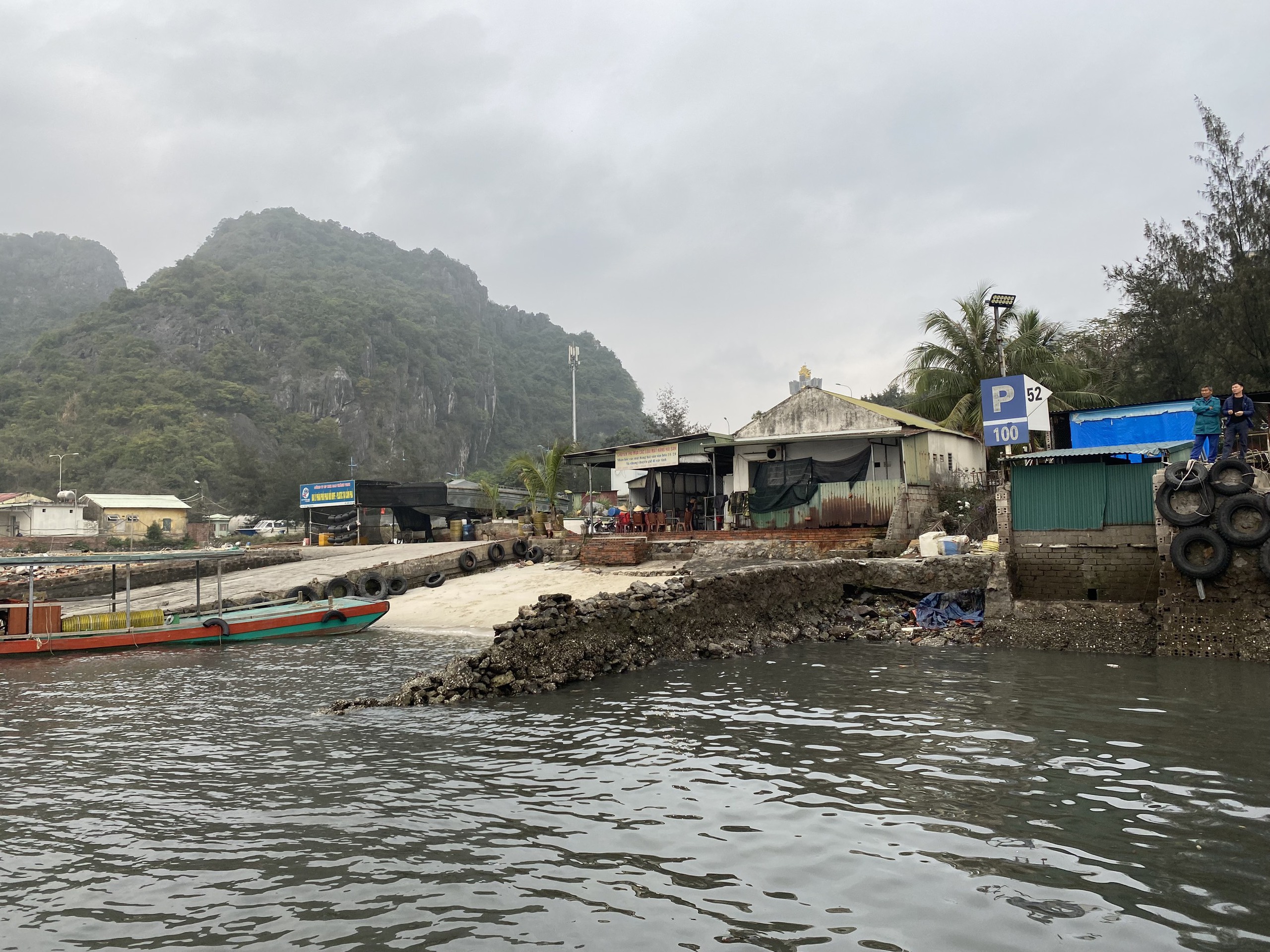 Quảng Ninh: Cả trăm t&agrave;u, thuyền loay hoay khi bị chuyển bến mới- Ảnh 4.