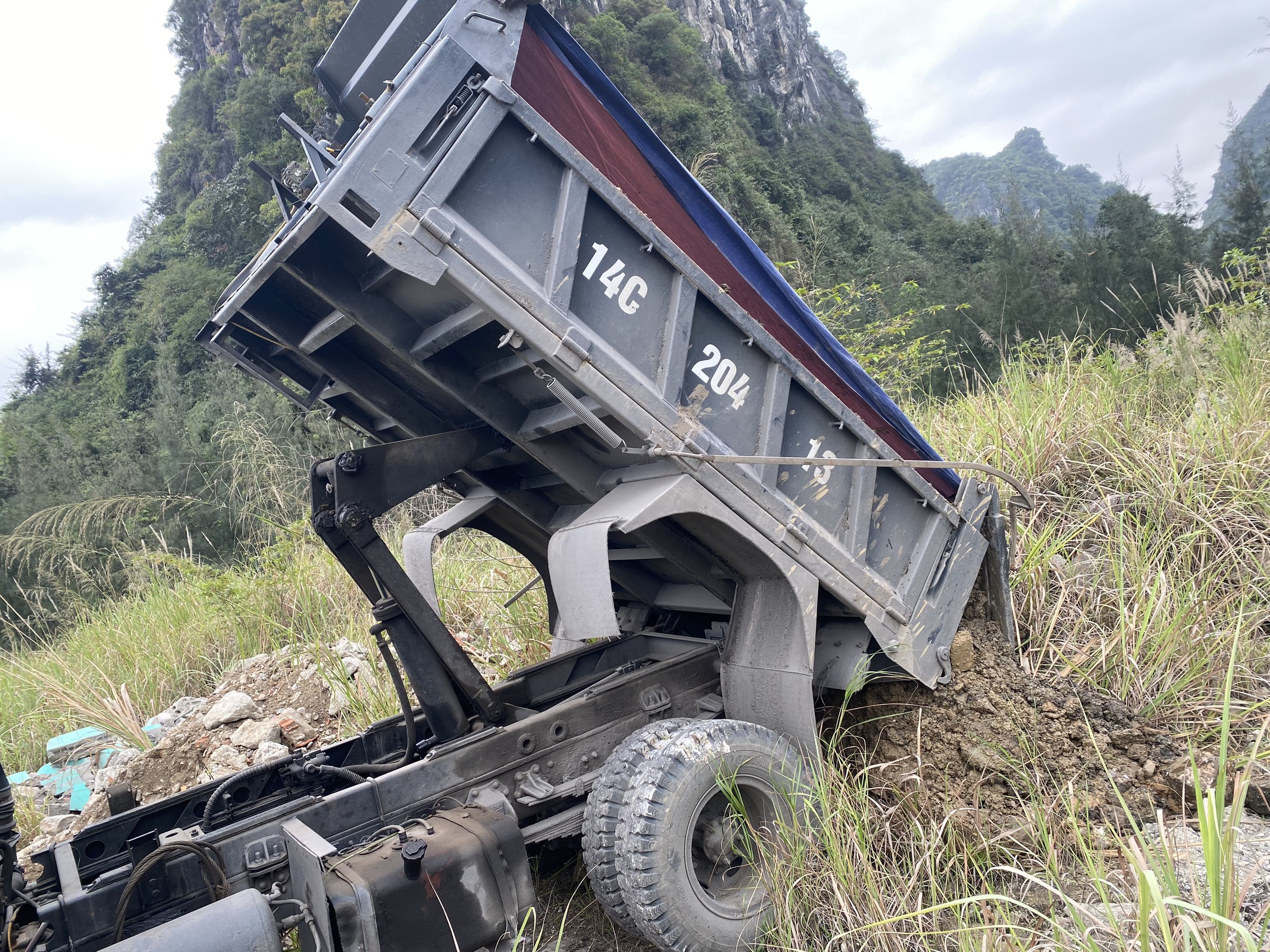 Tạm giữ 3 &ocirc; t&ocirc; đổ trộm chất thải sau phản &aacute;nh của B&aacute;o Giao th&ocirc;ng- Ảnh 1.