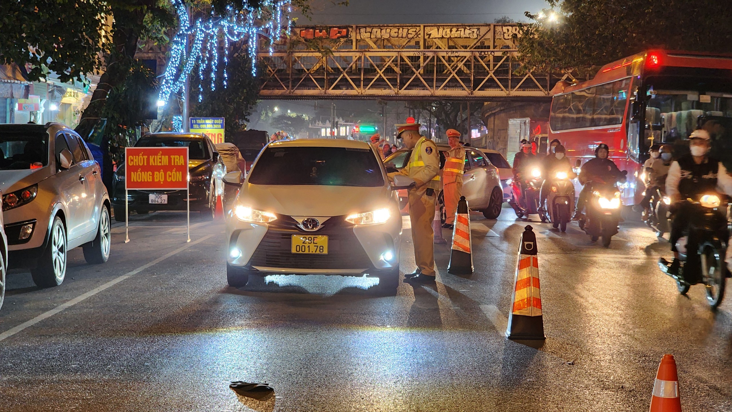 D&iacute;nh nồng độ cồn, nhiều l&aacute;i xe biện minh 