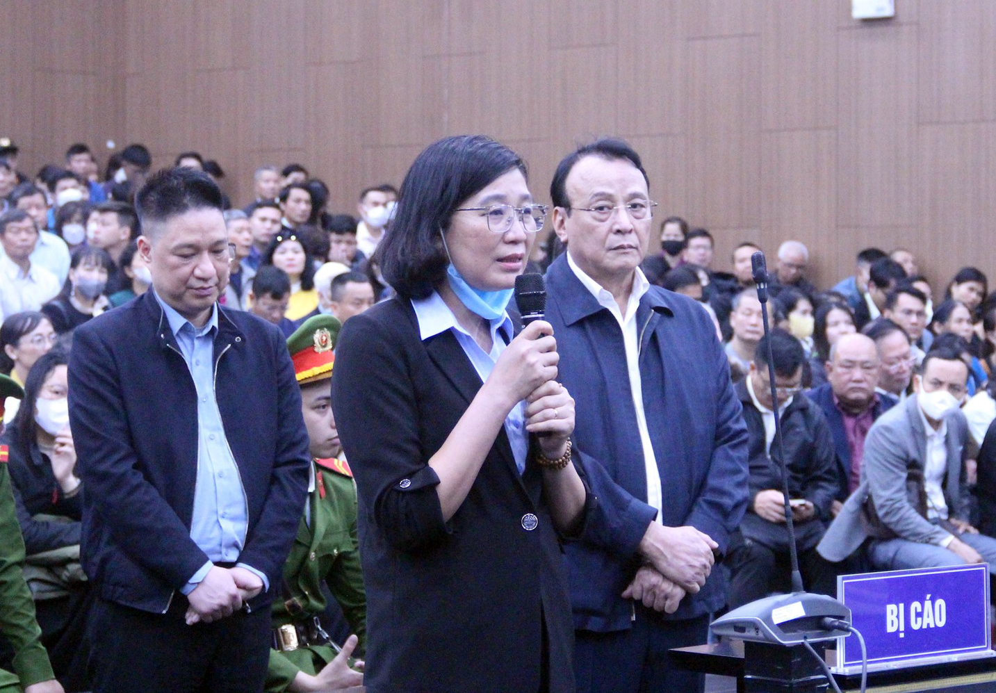 &Ocirc;ng chủ T&acirc;n Ho&agrave;ng Minh bật kh&oacute;c, xin giảm nhẹ h&igrave;nh phạt cho con trai- Ảnh 1.