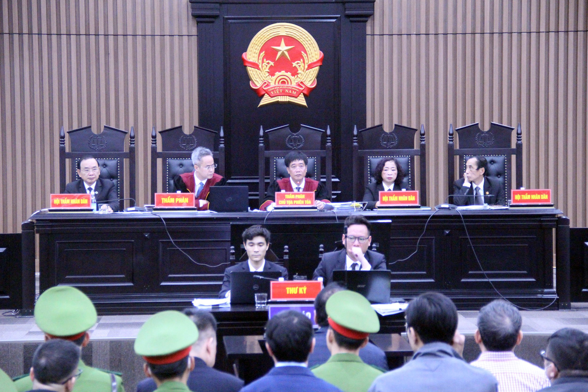 &Ocirc;ng chủ T&acirc;n Ho&agrave;ng Minh bật kh&oacute;c, xin giảm nhẹ h&igrave;nh phạt cho con trai- Ảnh 2.