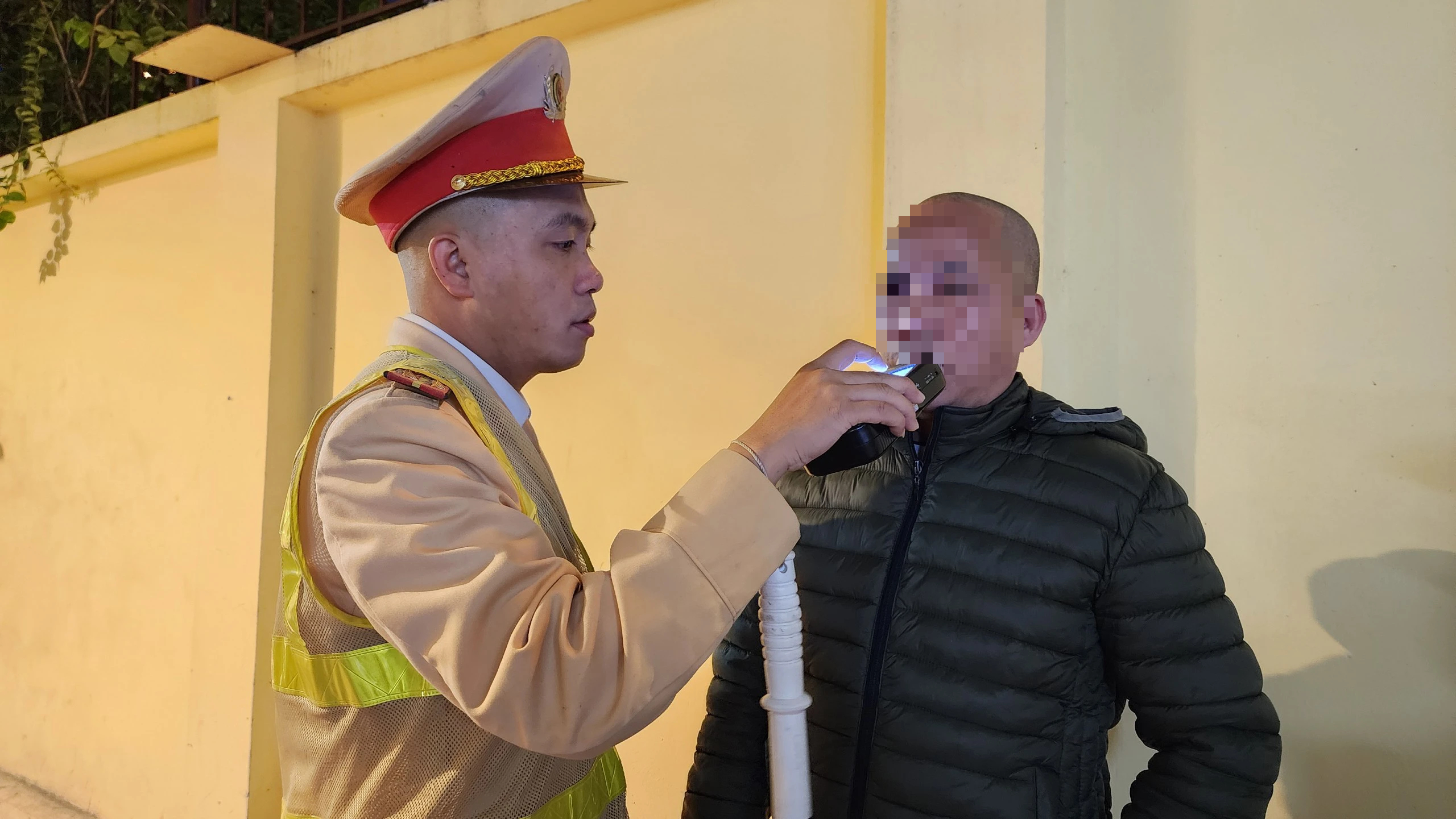 D&iacute;nh nồng độ cồn, nhiều l&aacute;i xe biện minh 