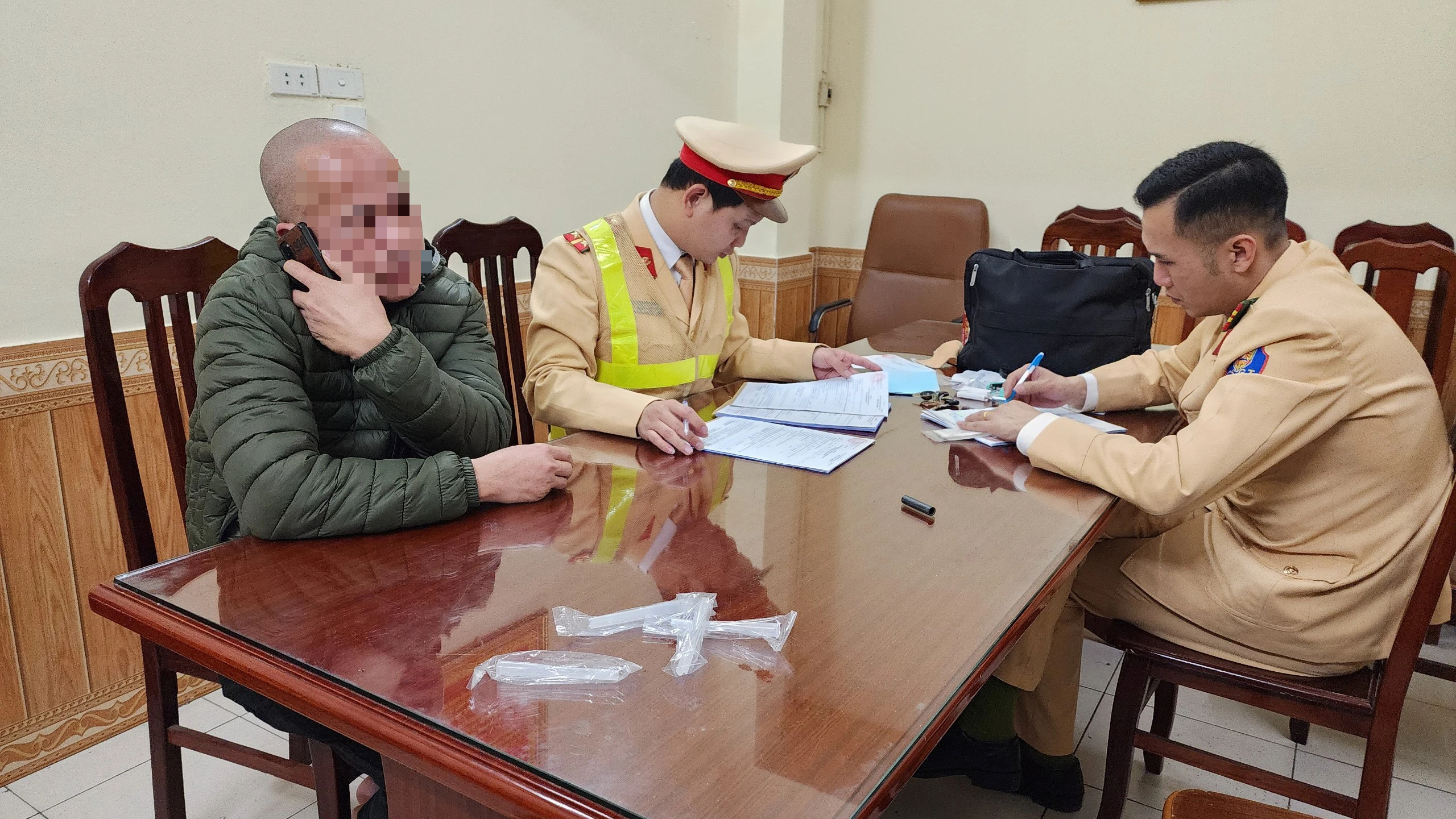 D&iacute;nh nồng độ cồn, nhiều l&aacute;i xe biện minh 