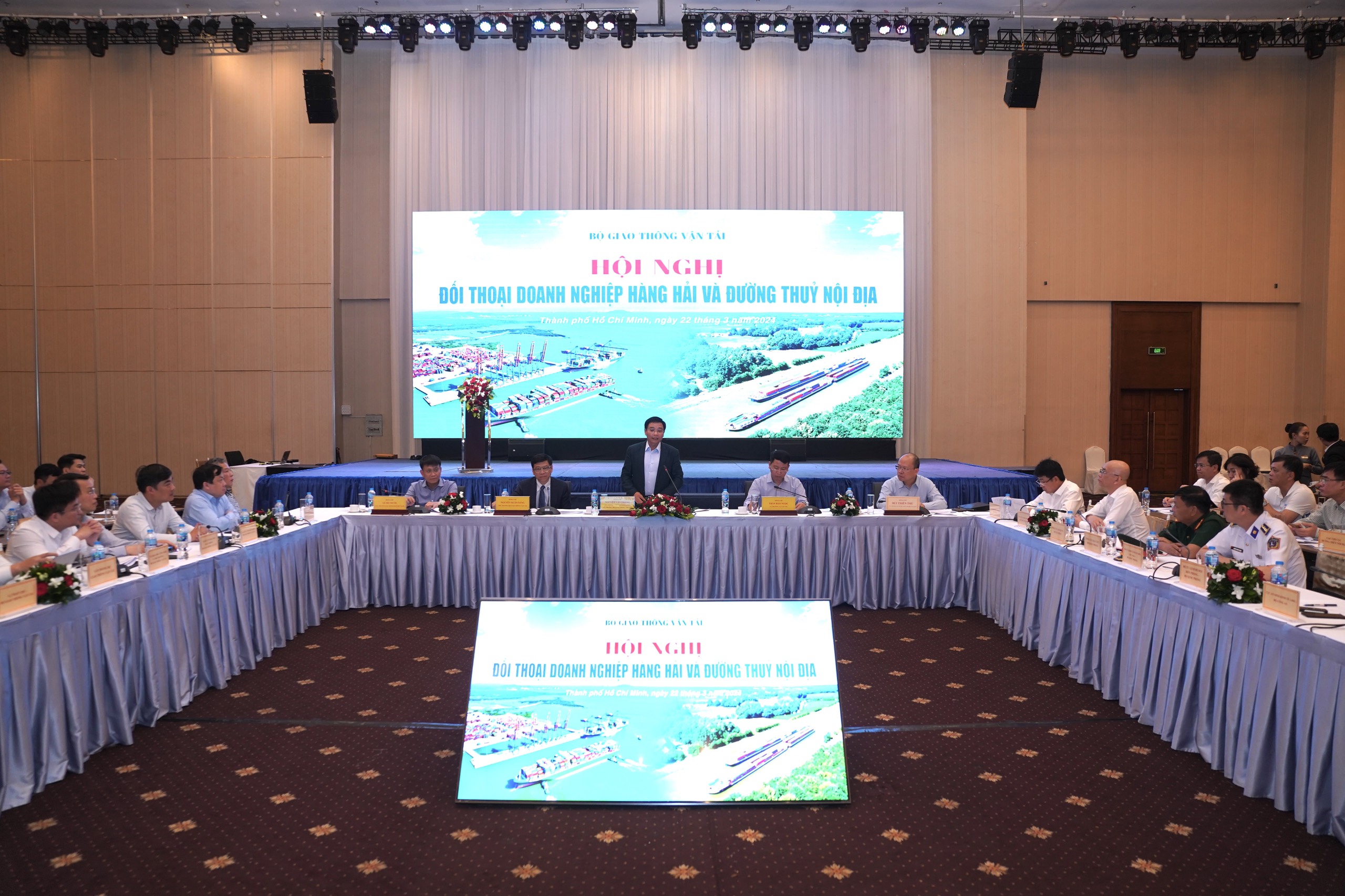 Bộ trưởng GTVT đối thoại với 200 doanh nghiệp hàng hải, đường thủy nội địa- Ảnh 2. Bộ trưởng GTVT đối thoại với 200 doanh nghiệp hàng hải, đường thủy nội địa- Ảnh 2.