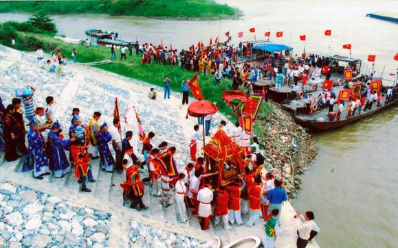 Hạn chế giao th&ocirc;ng thủy đoạn qua B&aacute;t Tr&agrave;ng (H&agrave; Nội) phục vụ lễ rước nước