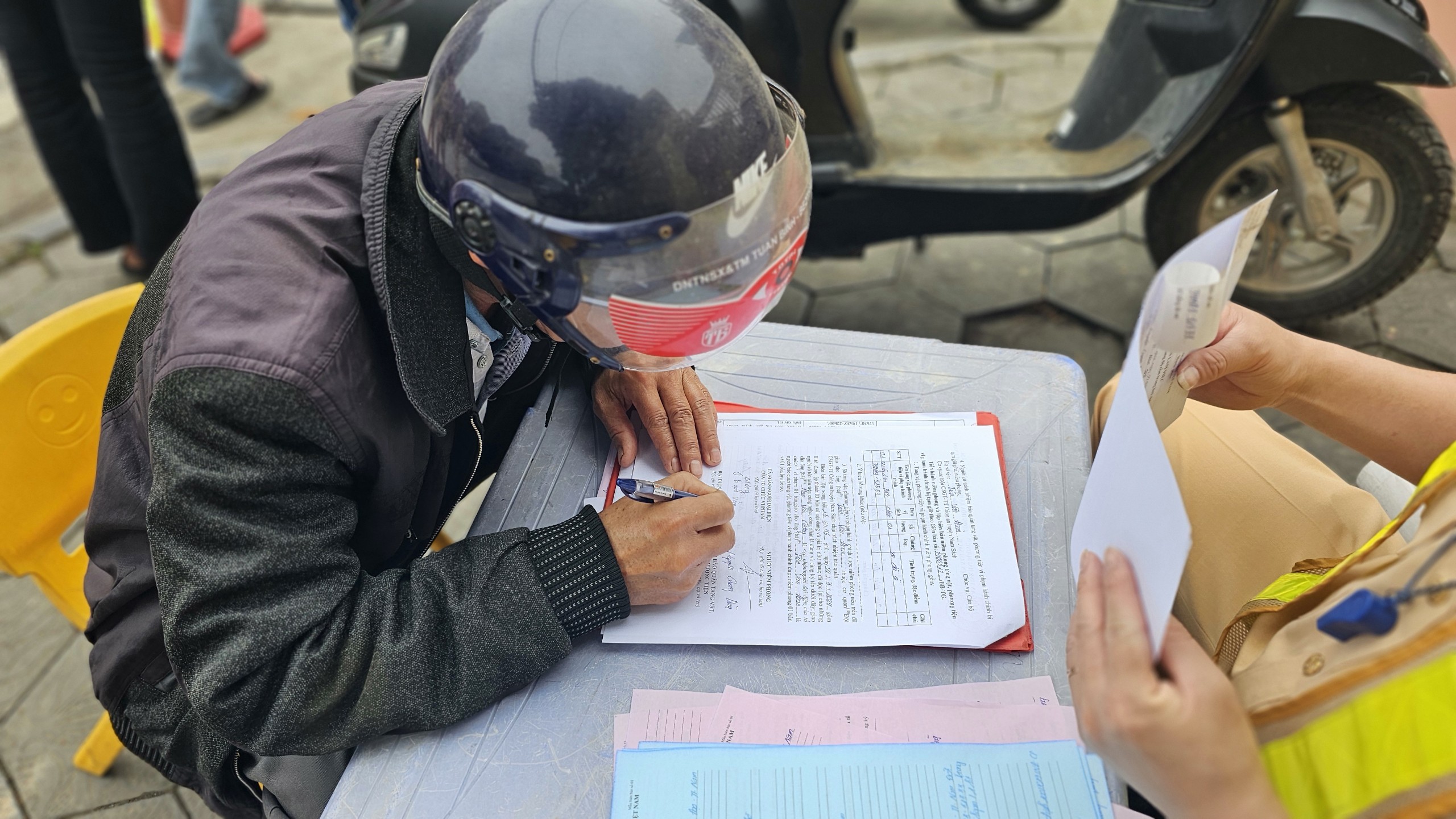 Bị phạt nồng độ cồn, t&agrave;i xế thắc mắc 