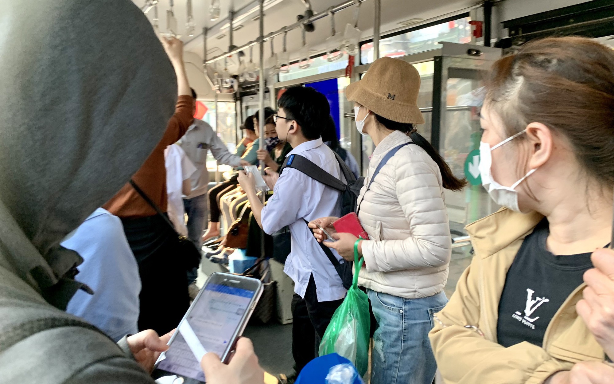 V&igrave; sao chưa nhiều học sinh đi xe bu&yacute;t đến trường?