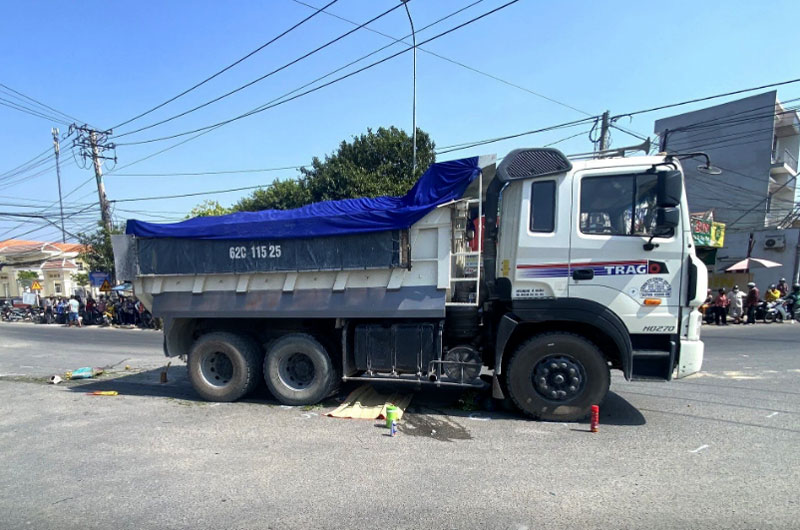 Hiện trường vụ tai nạn giao th&ocirc;ng khiến người phụ nữ tử vong tại chỗ.