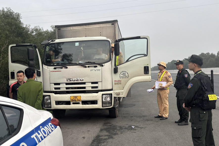 Bắt 4 t&agrave;i xế dừng &ocirc; t&ocirc; tr&ecirc;n cao tốc H&agrave; Nội - Hải Ph&ograve;ng để đ&aacute;nh bạc- Ảnh 1.