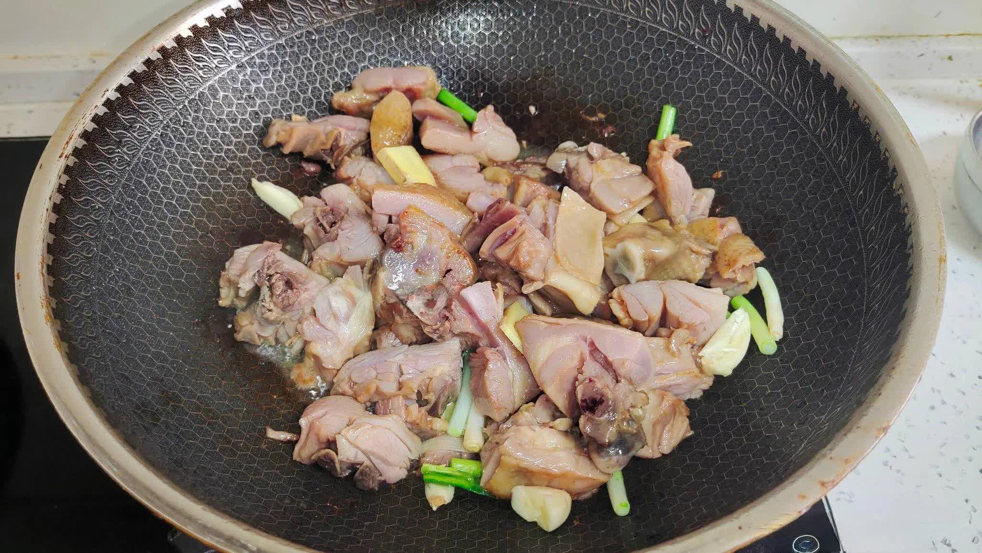 Thịt g&agrave; nấu c&ugrave;ng rau n&agrave;y cực nhanh, ăn ngon lại tăng cường miễn dịch - Ảnh 6.