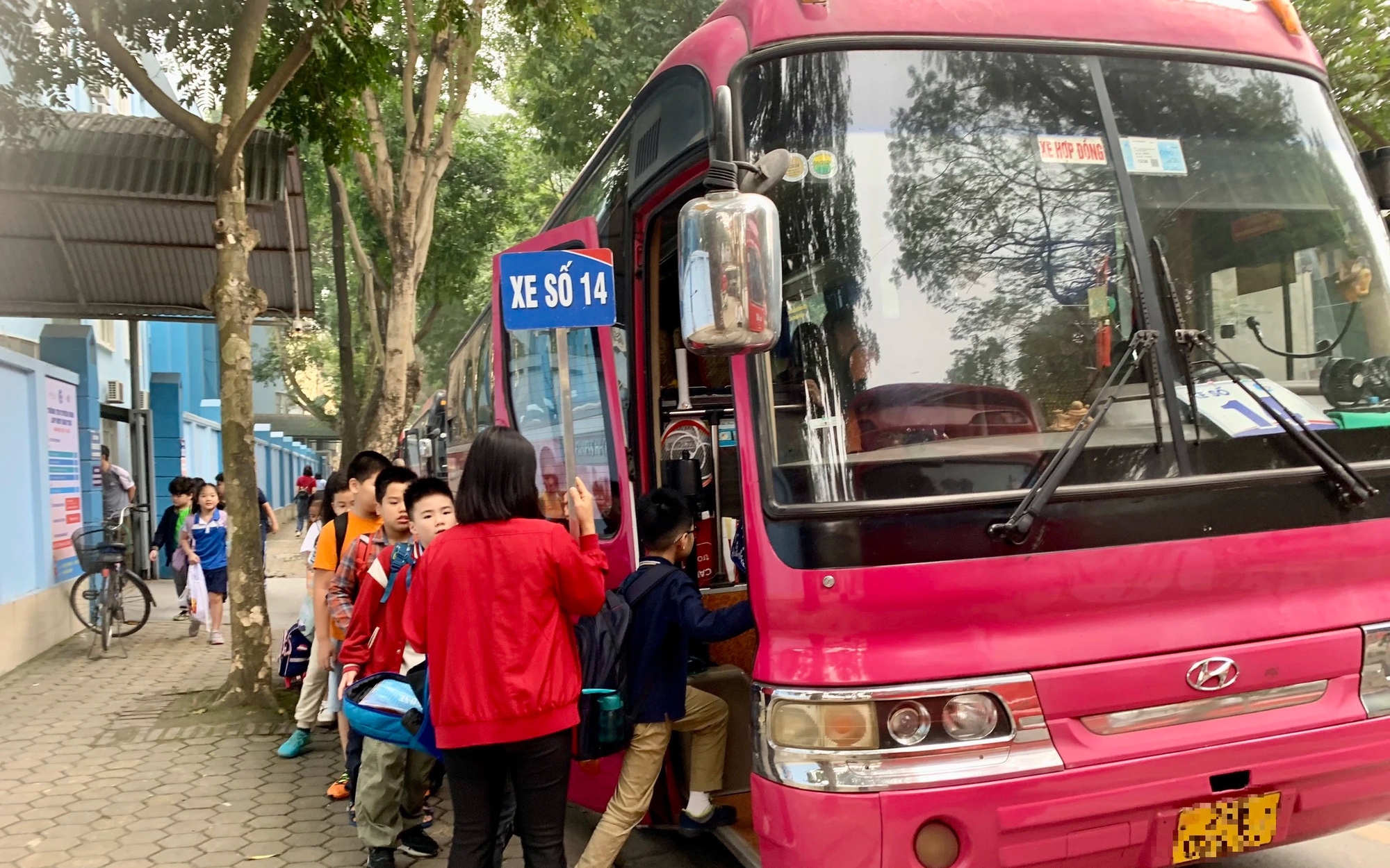 B&aacute;t nh&aacute;o hoạt động xe đưa đ&oacute;n học sinh