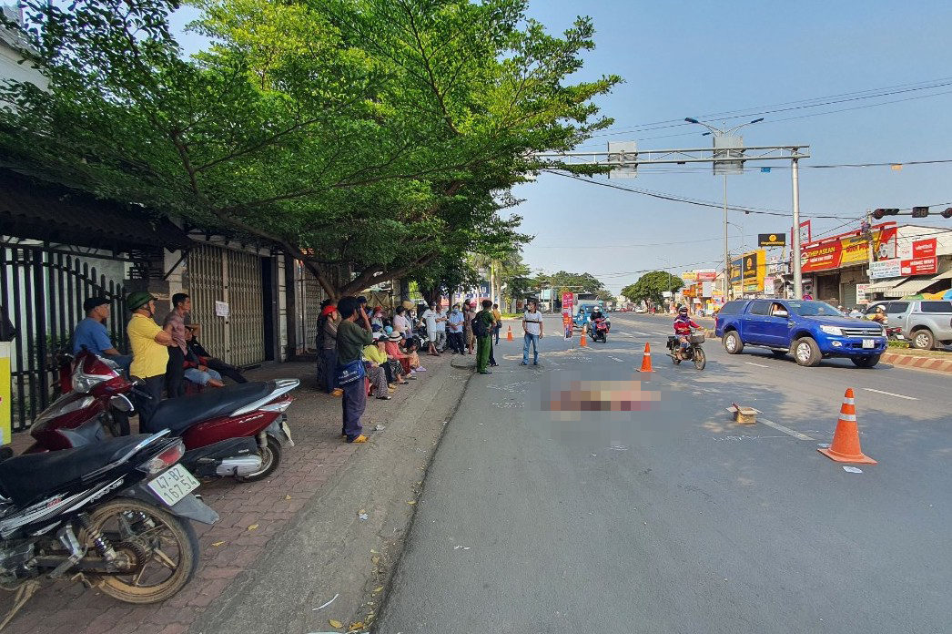 Rơi vào điểm mù, người phụ nữ bán vé số bị xe tải cán tử vong- Ảnh 1. Rơi vào điểm mù, người phụ nữ bán vé số bị xe tải cán tử vong- Ảnh 1.