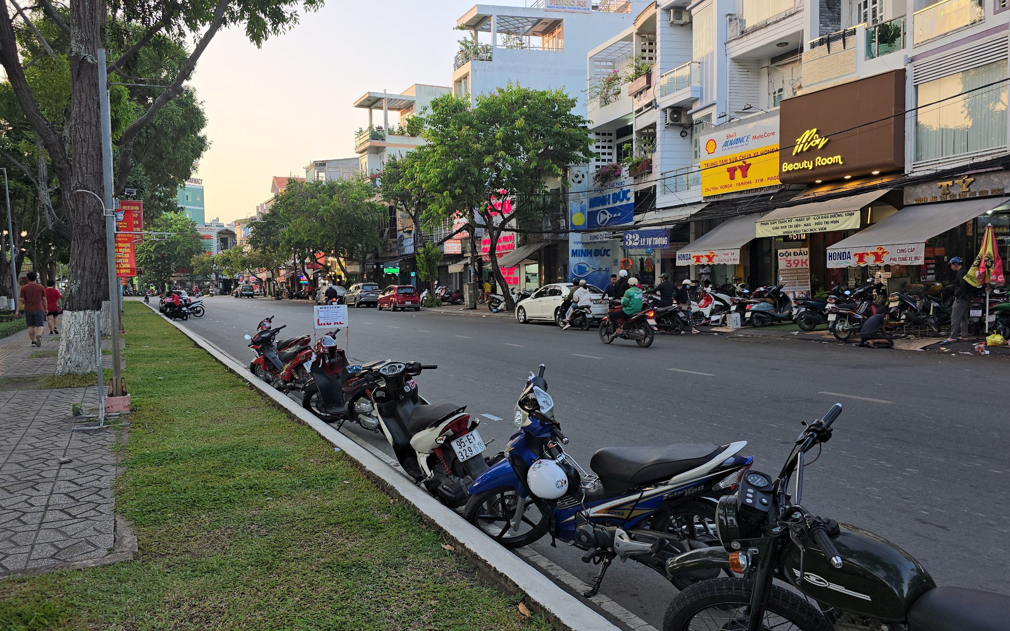 Dừng thu phí giữ xe quanh công viên ở Cần Thơ sau phản ánh của Báo Giao thông- Ảnh 4. Chưa được cấp phép, bãi giữ xe quanh công viên ở Cần Thơ vẫn thu tiền