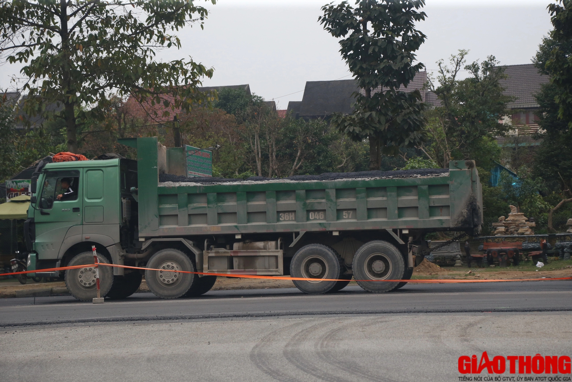 Nghệ An: Xe chở b&ecirc; t&ocirc;ng l&agrave;m đường cơi nới th&agrave;nh th&ugrave;ng- Ảnh 2.