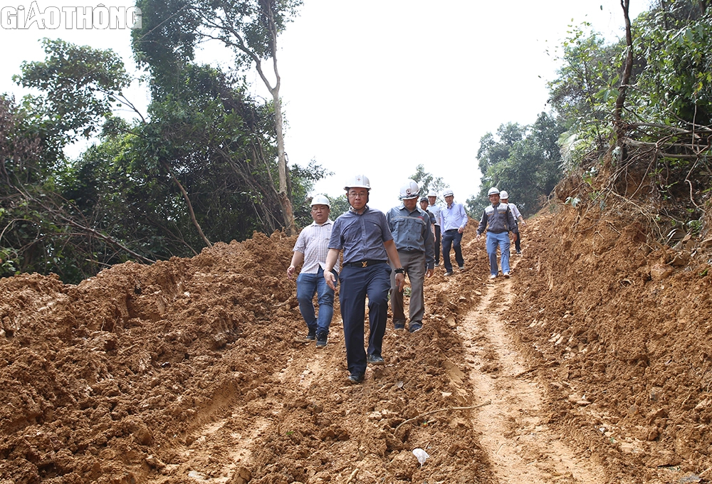 Gian nan vận chuyển thiết bị vượt d&atilde;y n&uacute;i Ho&agrave;nh Sơn l&agrave;m đường d&acirc;y 500kV- Ảnh 1.