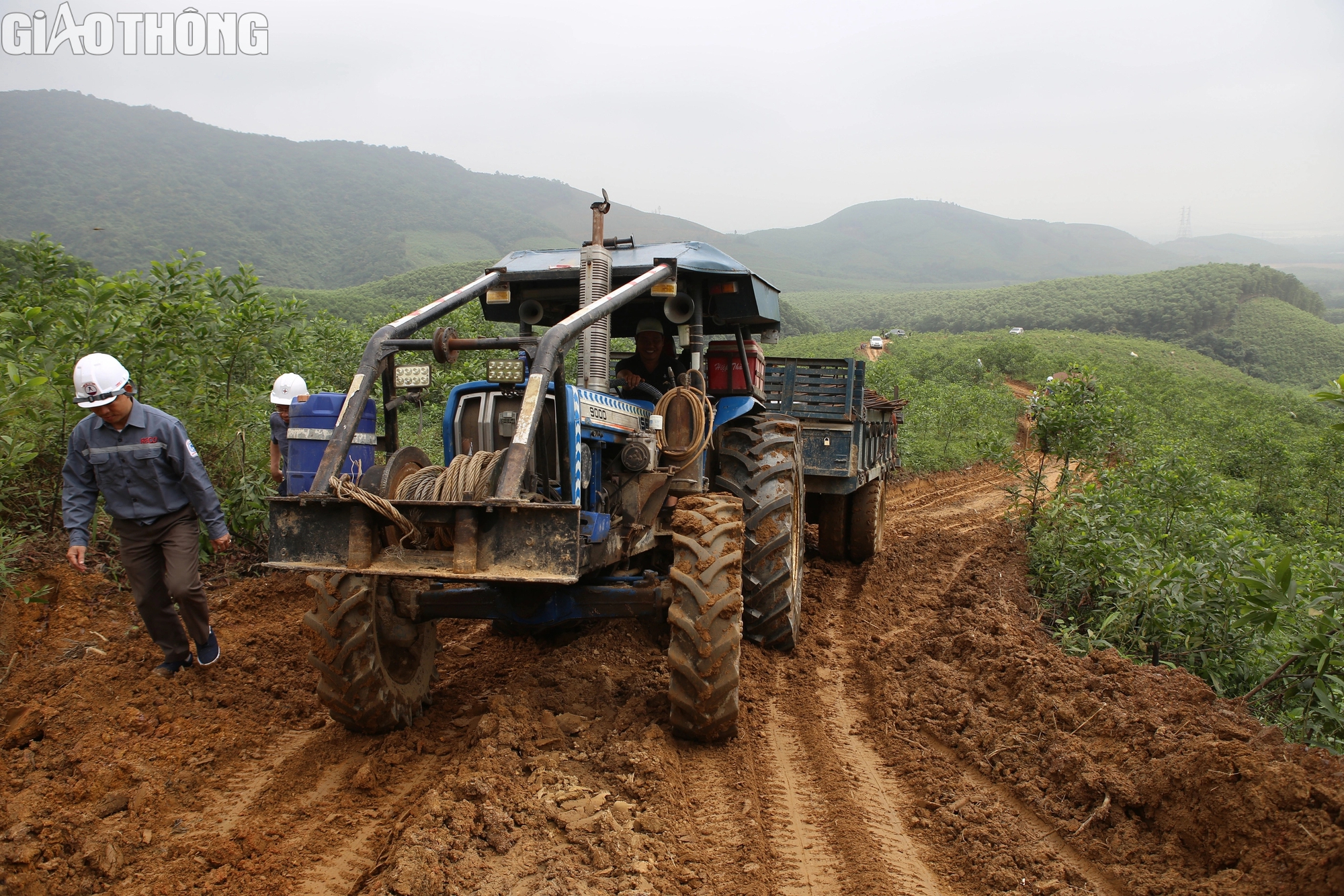 Gian nan vận chuyển thiết bị vượt d&atilde;y n&uacute;i Ho&agrave;nh Sơn l&agrave;m đường d&acirc;y 500kV- Ảnh 2.