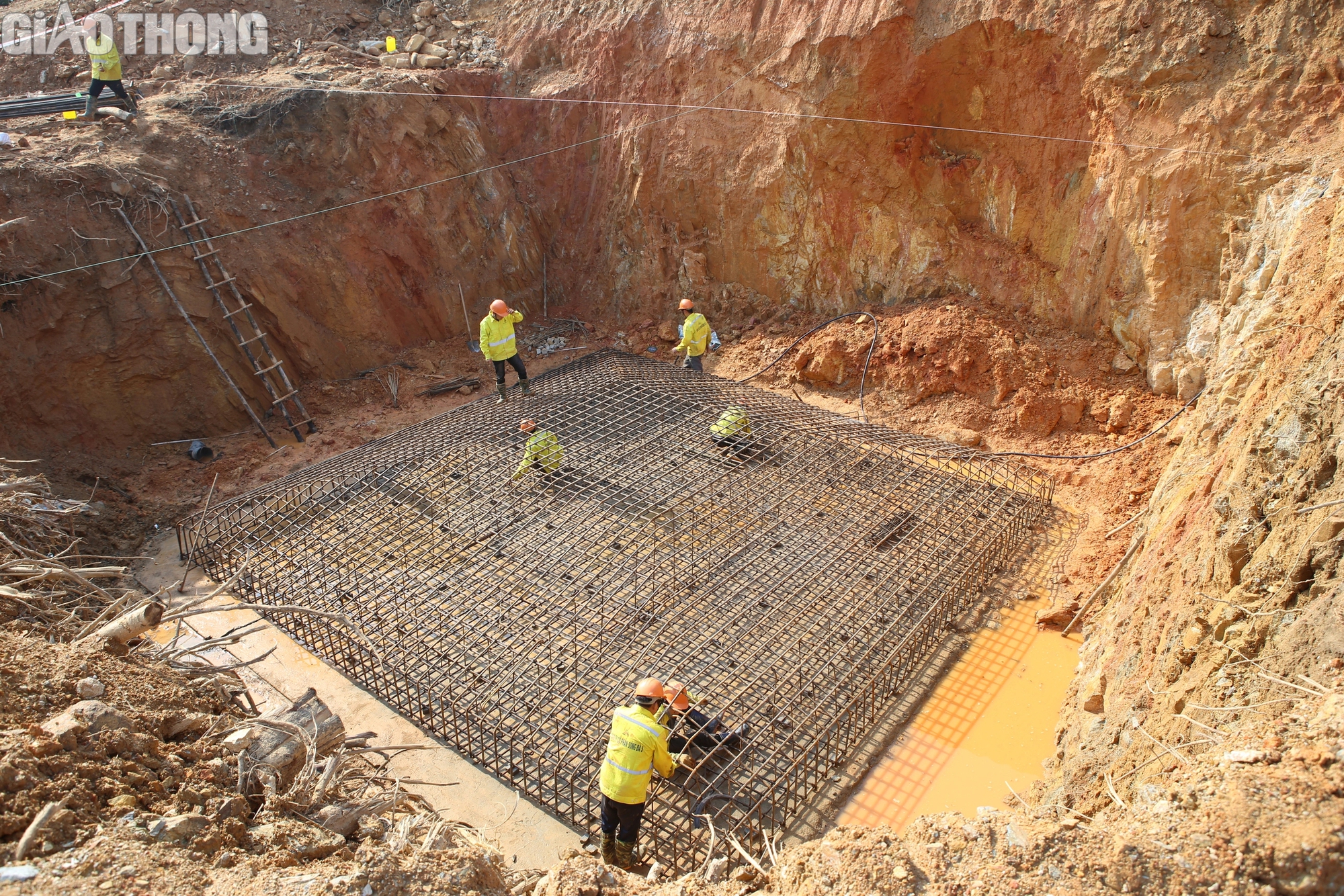 Gian nan vận chuyển thiết bị vượt d&atilde;y n&uacute;i Ho&agrave;nh Sơn l&agrave;m đường d&acirc;y 500kV- Ảnh 3.