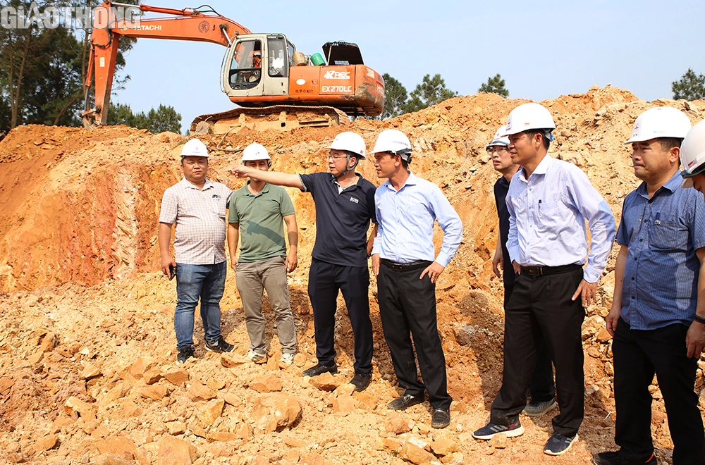 Gian nan vận chuyển thiết bị vượt d&atilde;y n&uacute;i Ho&agrave;nh Sơn l&agrave;m đường d&acirc;y 500kV- Ảnh 5.