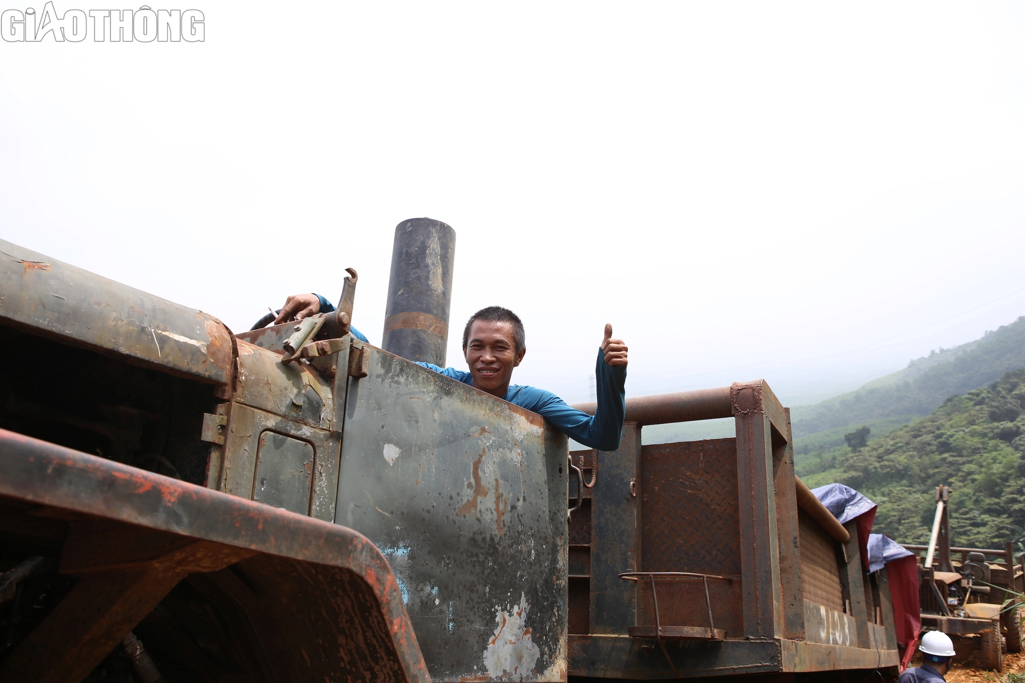 Gian nan vận chuyển thiết bị vượt d&atilde;y n&uacute;i Ho&agrave;nh Sơn l&agrave;m đường d&acirc;y 500kV- Ảnh 6.