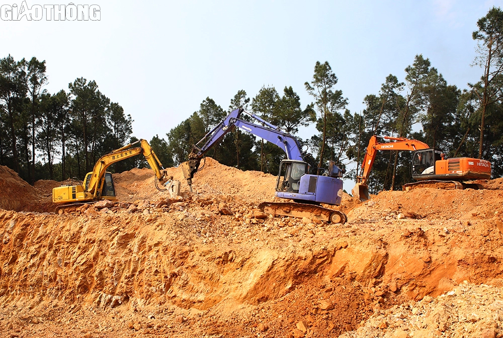 Gian nan vận chuyển thiết bị vượt d&atilde;y n&uacute;i Ho&agrave;nh Sơn l&agrave;m đường d&acirc;y 500kV- Ảnh 7.