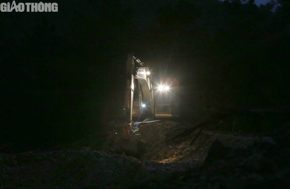 Gian nan vận chuyển thiết bị vượt d&atilde;y n&uacute;i Ho&agrave;nh Sơn l&agrave;m đường d&acirc;y 500kV- Ảnh 8.