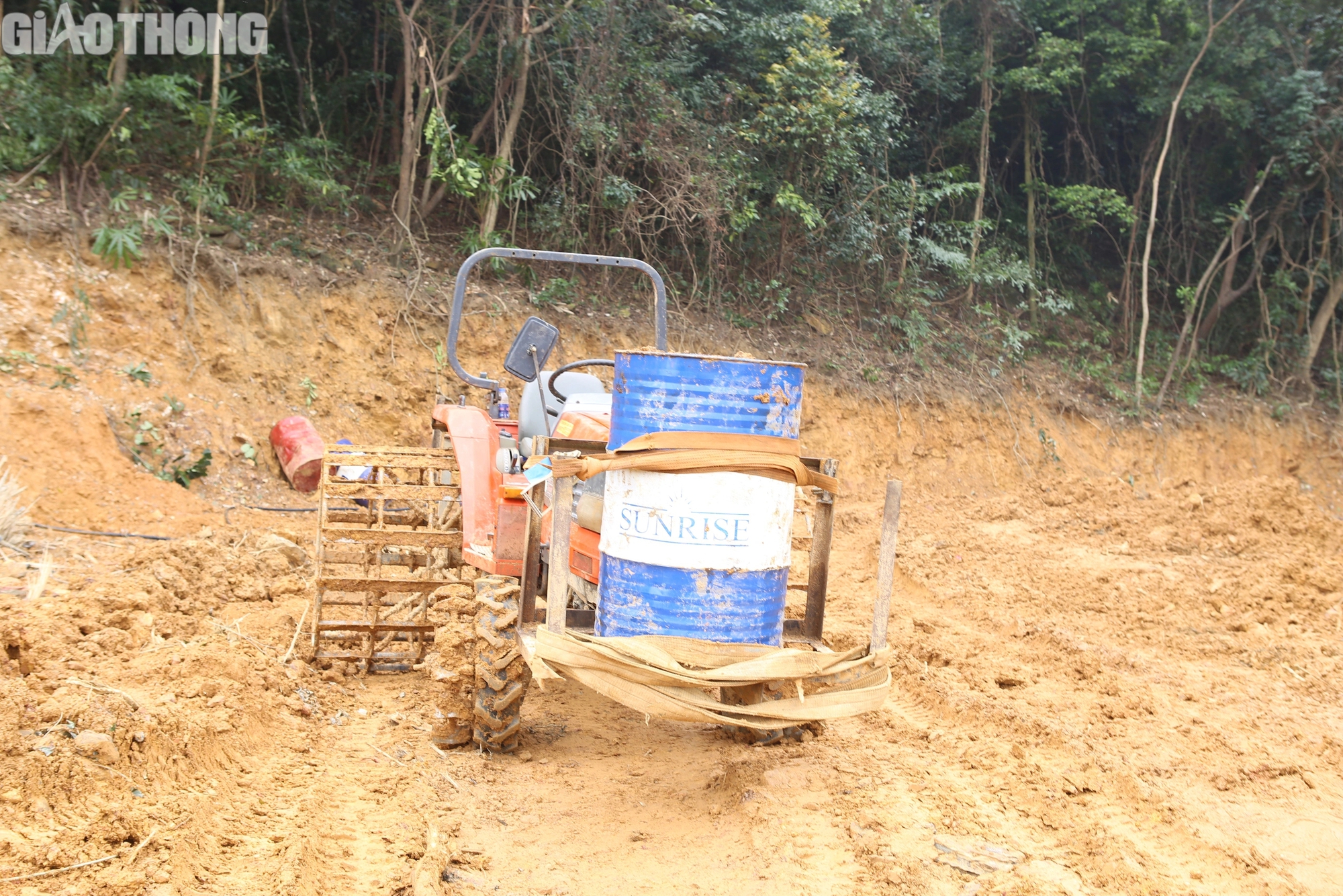 Gian nan vận chuyển thiết bị vượt d&atilde;y n&uacute;i Ho&agrave;nh Sơn l&agrave;m đường d&acirc;y 500kV- Ảnh 10.