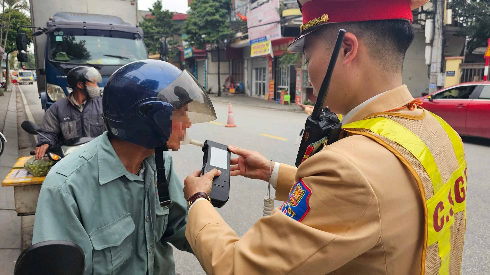 Bị phạt nồng độ cồn, t&agrave;i xế thắc mắc 