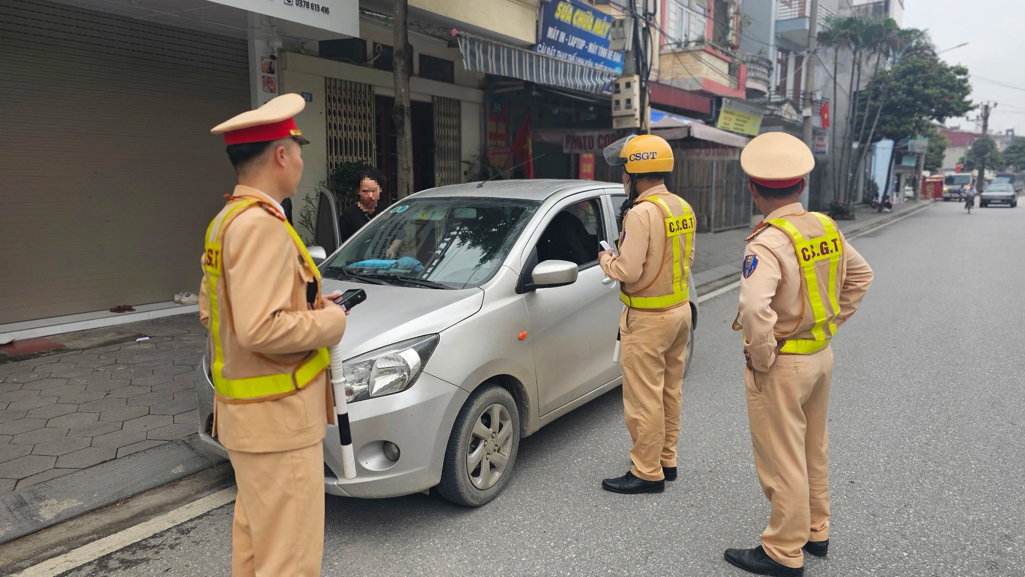 Bị phạt nồng độ cồn, t&agrave;i xế thắc mắc 