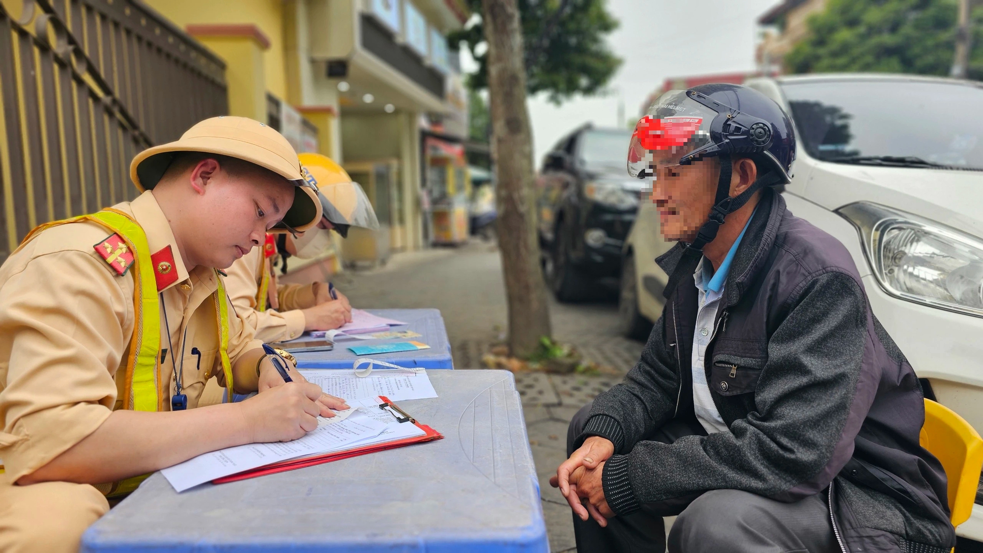 Bị phạt nồng độ cồn, t&agrave;i xế thắc mắc 