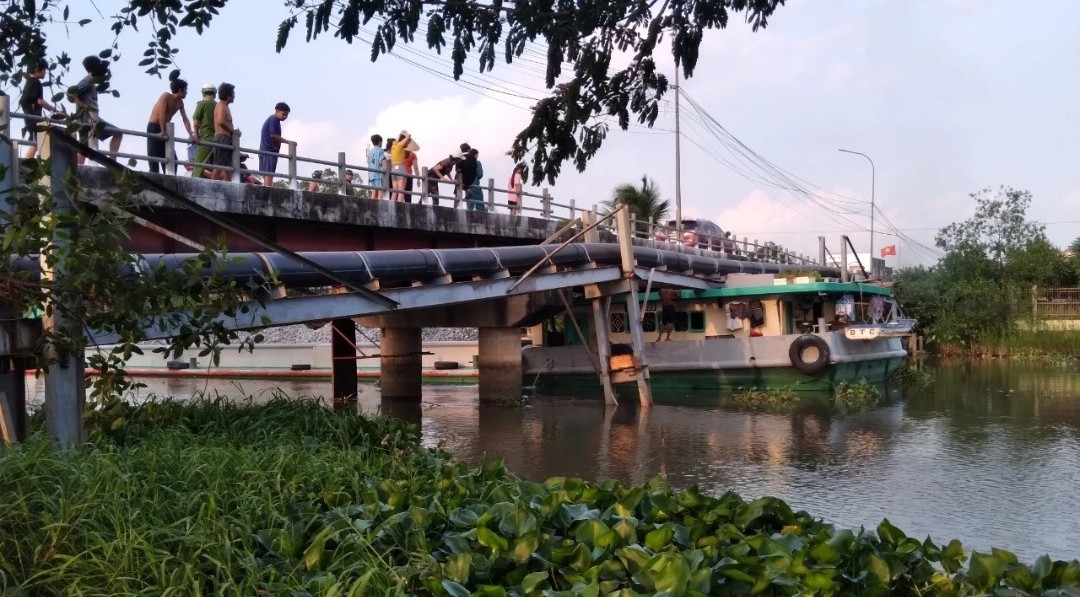 S&agrave; lan chở đ&aacute; l&agrave;m l&igrave;a hai nhịp cầu ở Cần Thơ: Xe bu&yacute;t số 10 tạm ngưng hoạt động- Ảnh 1.