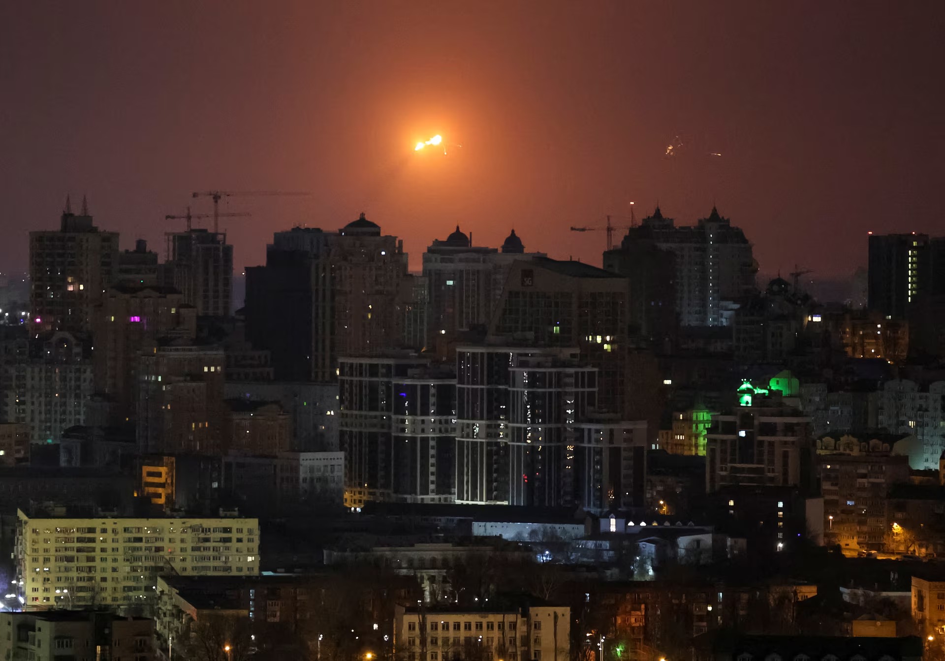 Bầu trời c&aacute;c th&agrave;nh phố lớn của Ukraine s&aacute;ng rực khi t&ecirc;n lửa v&agrave; m&aacute;y bay kh&ocirc;ng người l&aacute;i tấn c&ocirc;ng. (Ảnh: Reuters)
