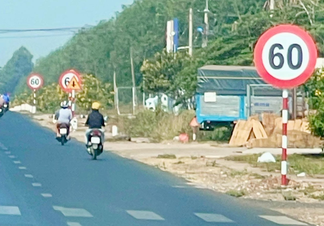 Lắp bổ sung 30 biển b&aacute;o giới hạn tốc độ tối đa tr&ecirc;n QL1 qua Đồng Nai- Ảnh 1.