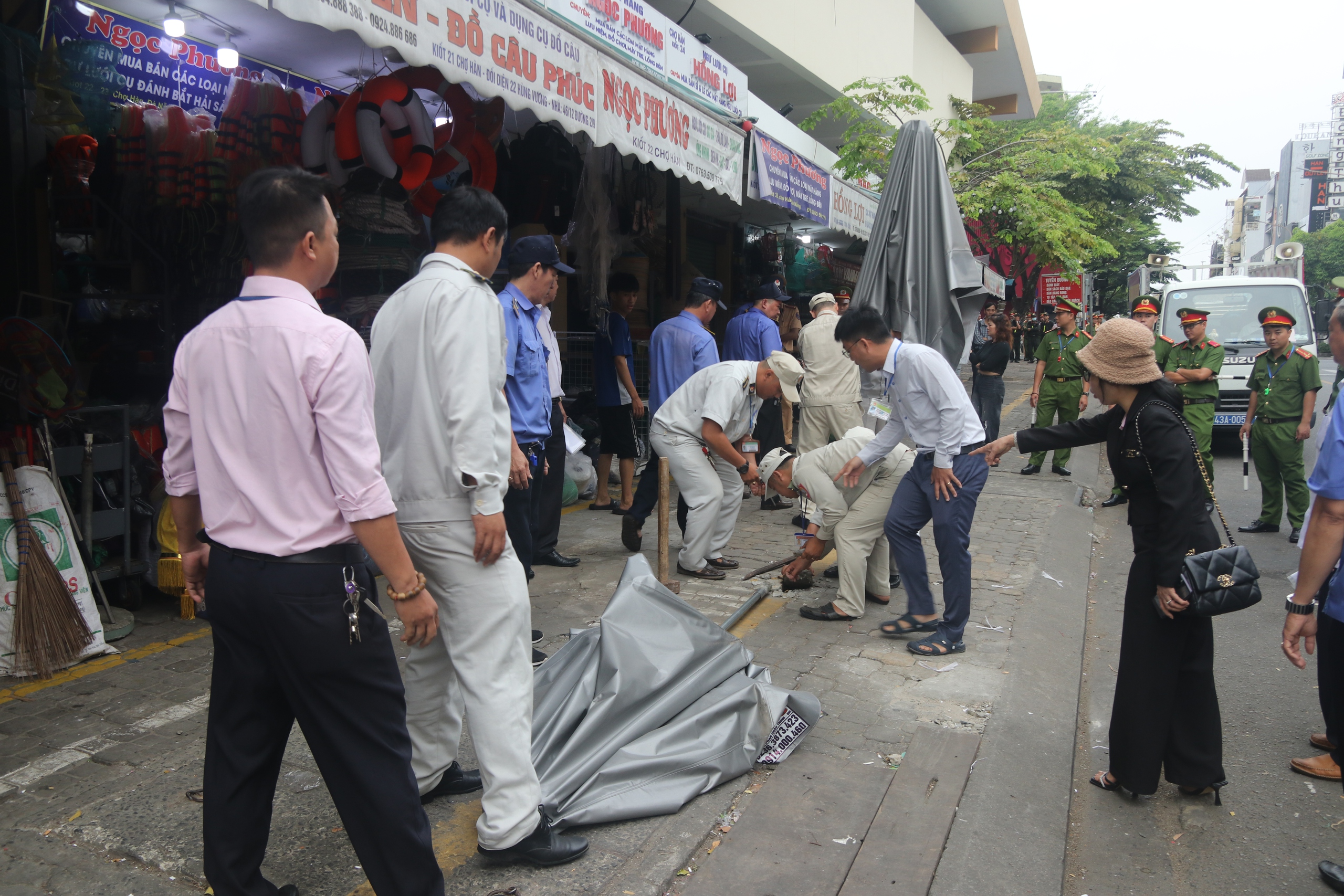 Đà Nẵng dẹp nạn lấn chiếm vỉa hè xung quanh chợ Hàn- Ảnh 1. Đà Nẵng dẹp nạn lấn chiếm vỉa hè xung quanh chợ Hàn- Ảnh 1.