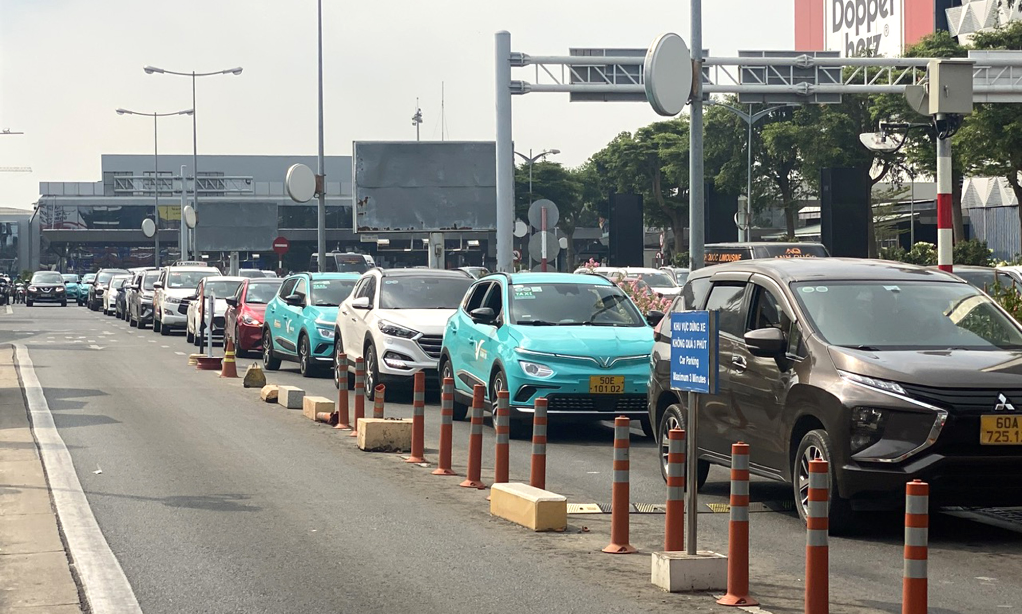 Sân bay bớt tắc nhờ thu phí không dừng
- Ảnh 2. Sân bay bớt tắc nhờ thu phí không dừng
- Ảnh 2.