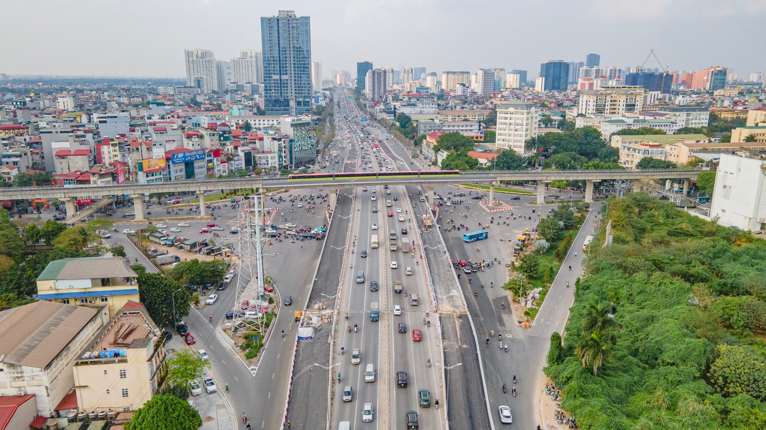 Cận cảnh cầu vượt n&uacute;t giao Mai Dịch trước ng&agrave;y về đ&iacute;ch- Ảnh 1.