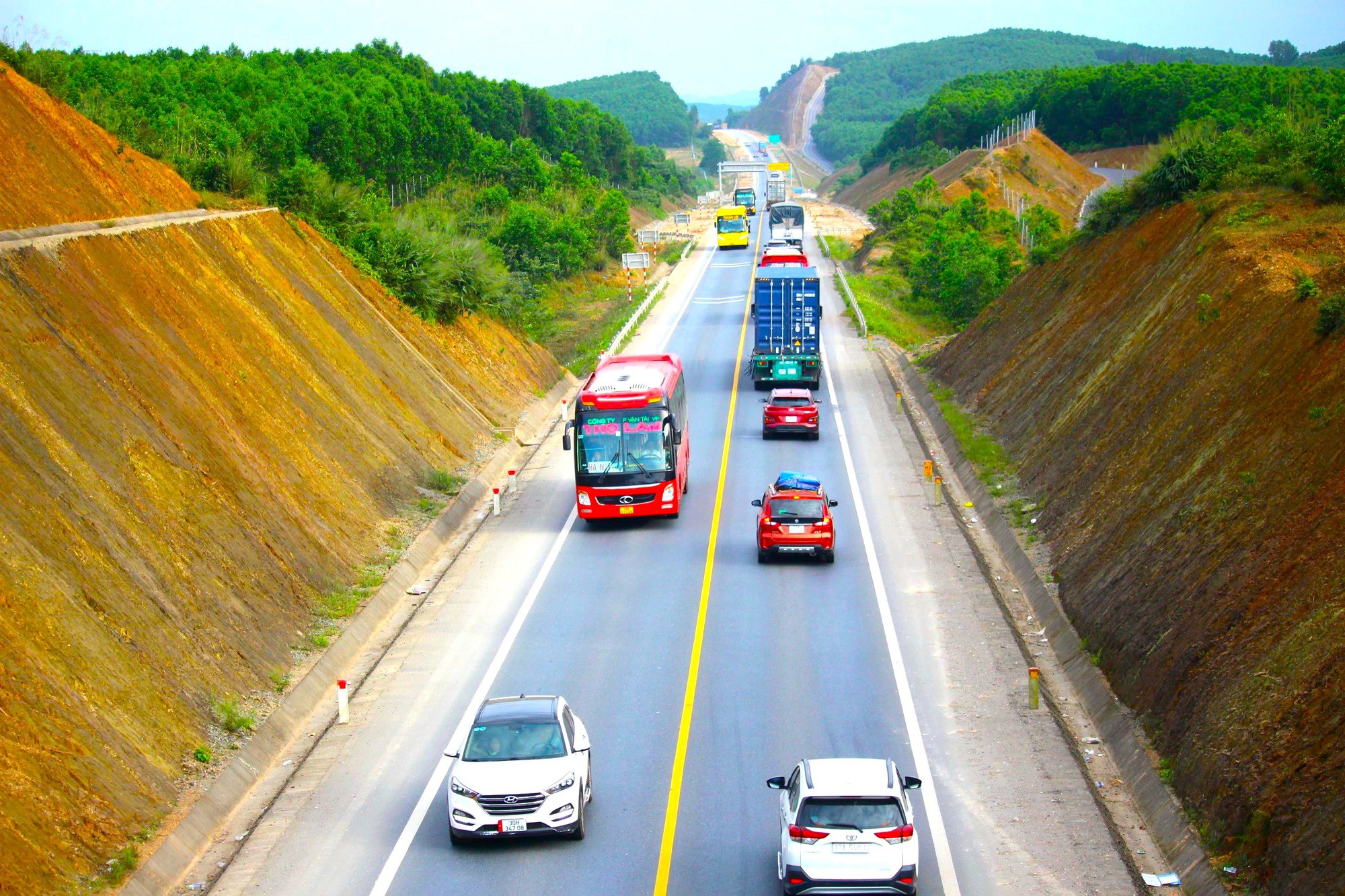 V&igrave; sao kh&ocirc;ng n&ecirc;n để xe kh&aacute;ch, xe tải nặng v&agrave;o cao tốc Cam Lộ - La Sơn?- Ảnh 1.
