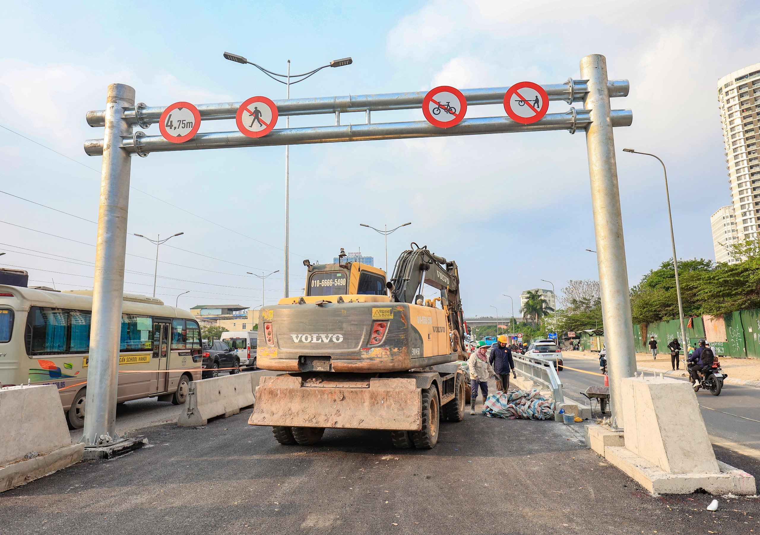 Cận cảnh cầu vượt n&uacute;t giao Mai Dịch trước ng&agrave;y về đ&iacute;ch- Ảnh 10.
