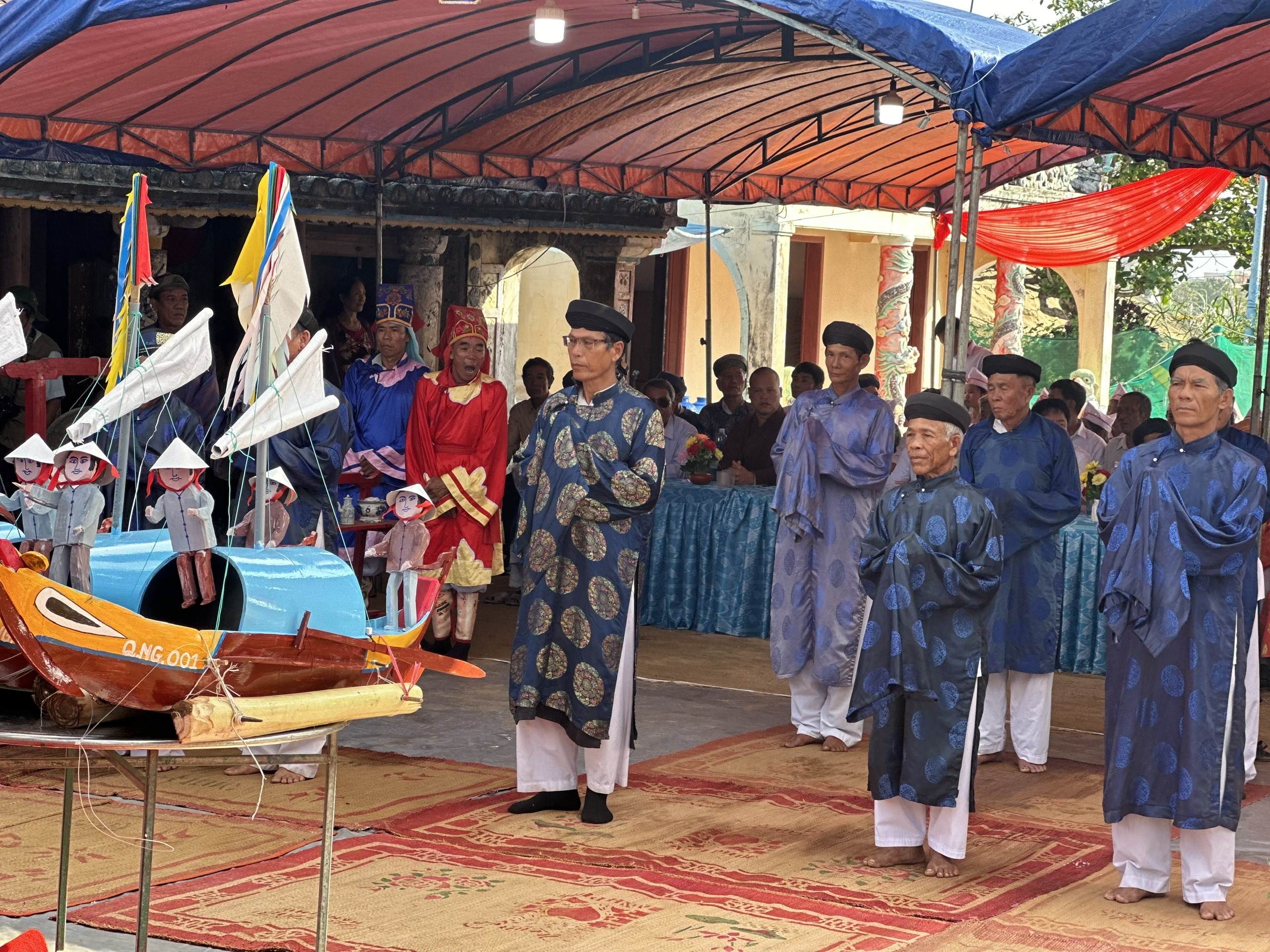 Người d&acirc;n L&yacute; Sơn quần tụ ở Lễ khao lề thế l&iacute;nh, tri &acirc;n h&ugrave;ng binh Ho&agrave;ng Sa- Ảnh 8.