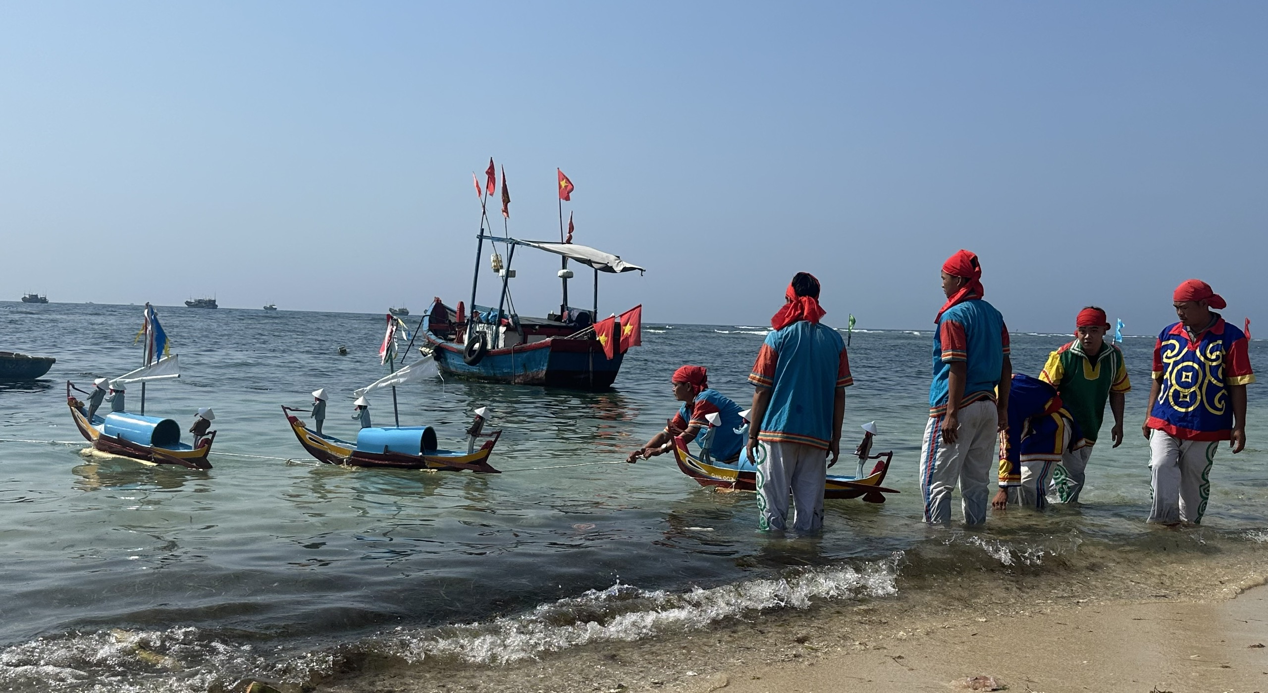 Người d&acirc;n L&yacute; Sơn quần tụ ở Lễ khao lề thế l&iacute;nh, tri &acirc;n h&ugrave;ng binh Ho&agrave;ng Sa- Ảnh 10.