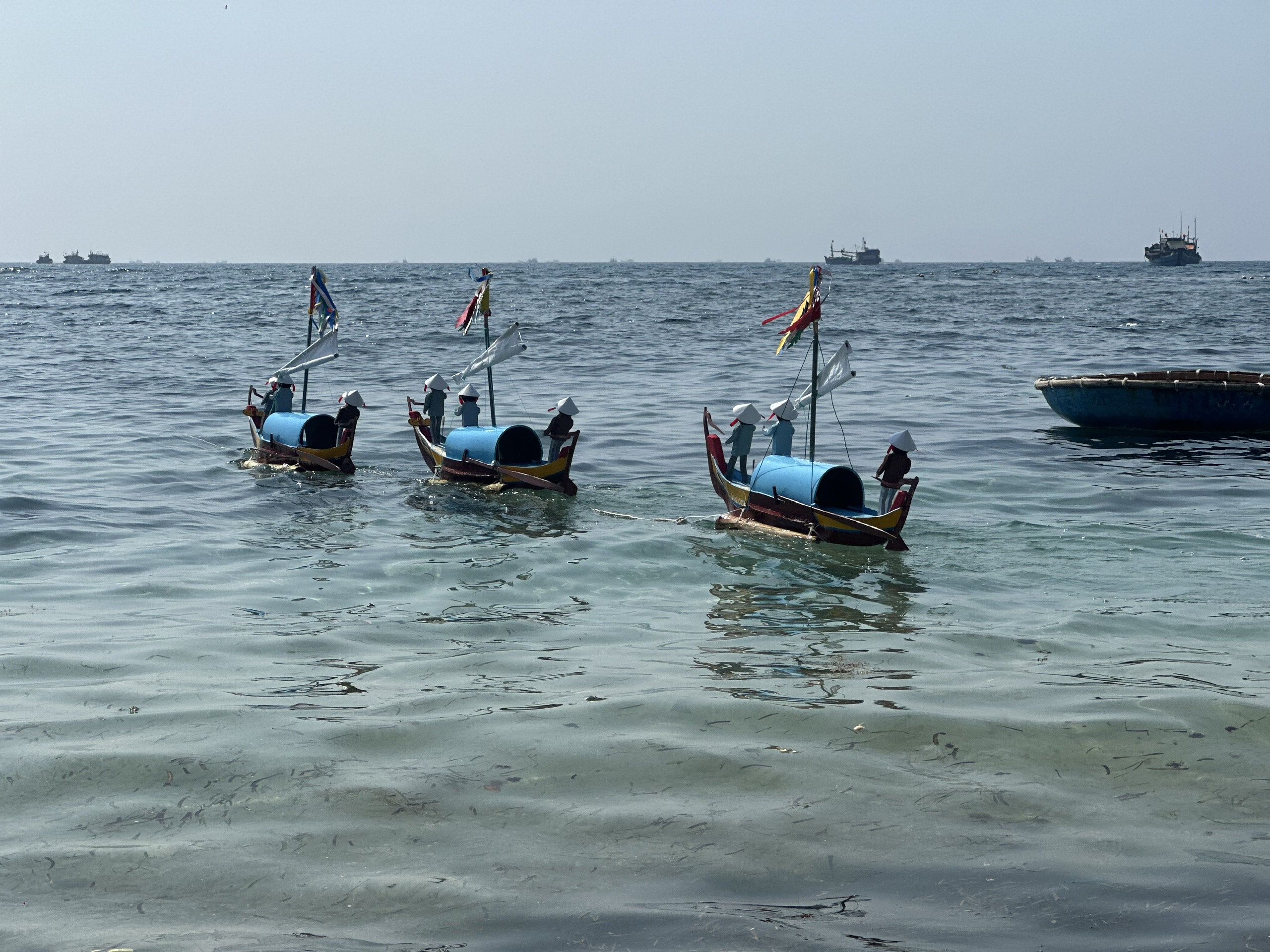 Người d&acirc;n L&yacute; Sơn quần tụ ở Lễ khao lề thế l&iacute;nh, tri &acirc;n h&ugrave;ng binh Ho&agrave;ng Sa- Ảnh 11.