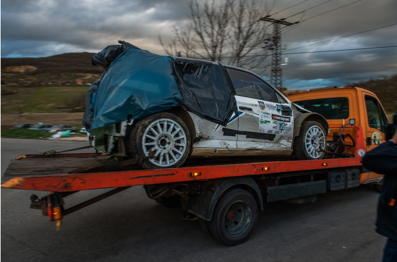 Hi hữu xe đua lao thẳng v&agrave;o kh&aacute;n giả khiến 4 người thiệt mạng- Ảnh 1.