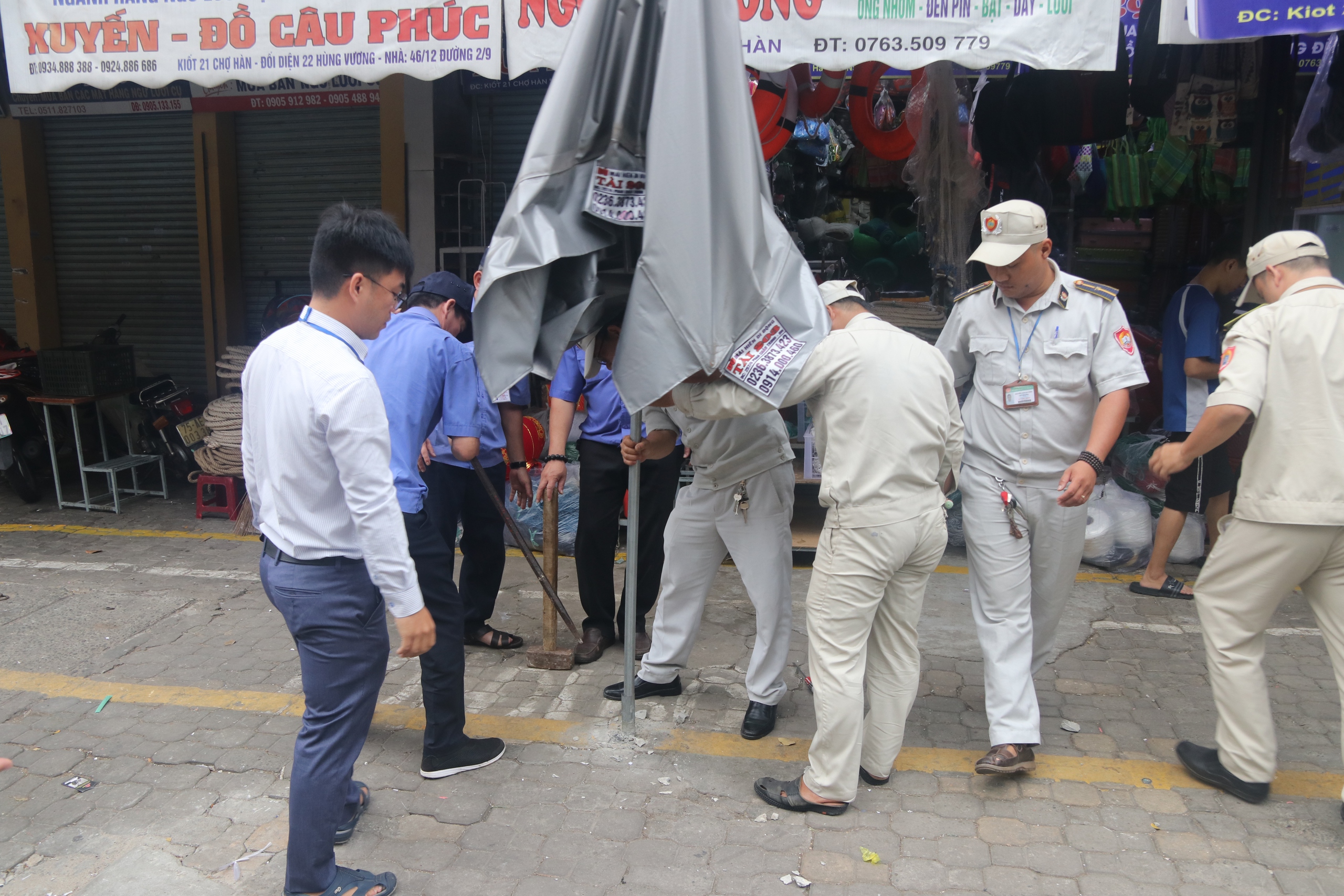 Đà Nẵng dẹp nạn lấn chiếm vỉa hè xung quanh chợ Hàn- Ảnh 4. Đà Nẵng dẹp nạn lấn chiếm vỉa hè xung quanh chợ Hàn- Ảnh 4.