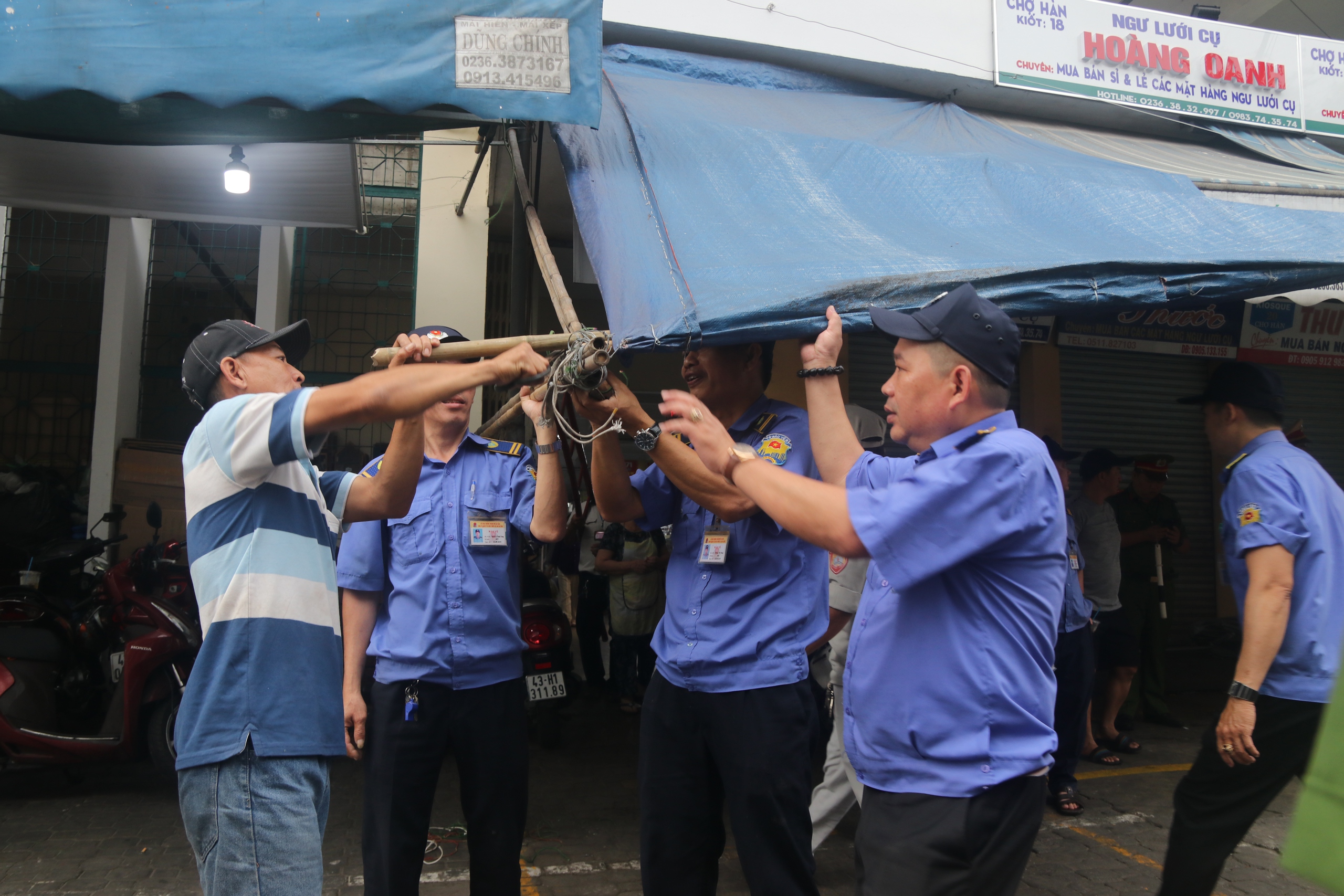 Đà Nẵng dẹp nạn lấn chiếm vỉa hè xung quanh chợ Hàn- Ảnh 5. Đà Nẵng dẹp nạn lấn chiếm vỉa hè xung quanh chợ Hàn- Ảnh 5.